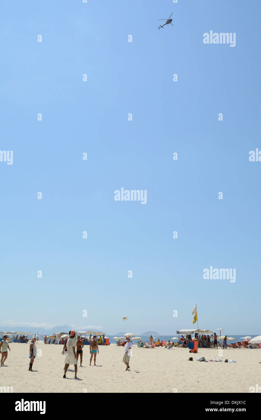 Ein Polizei-Hubschrauber schwebt über Copacabana Strand in Rio De Janeiro, Brasilien. Stockfoto