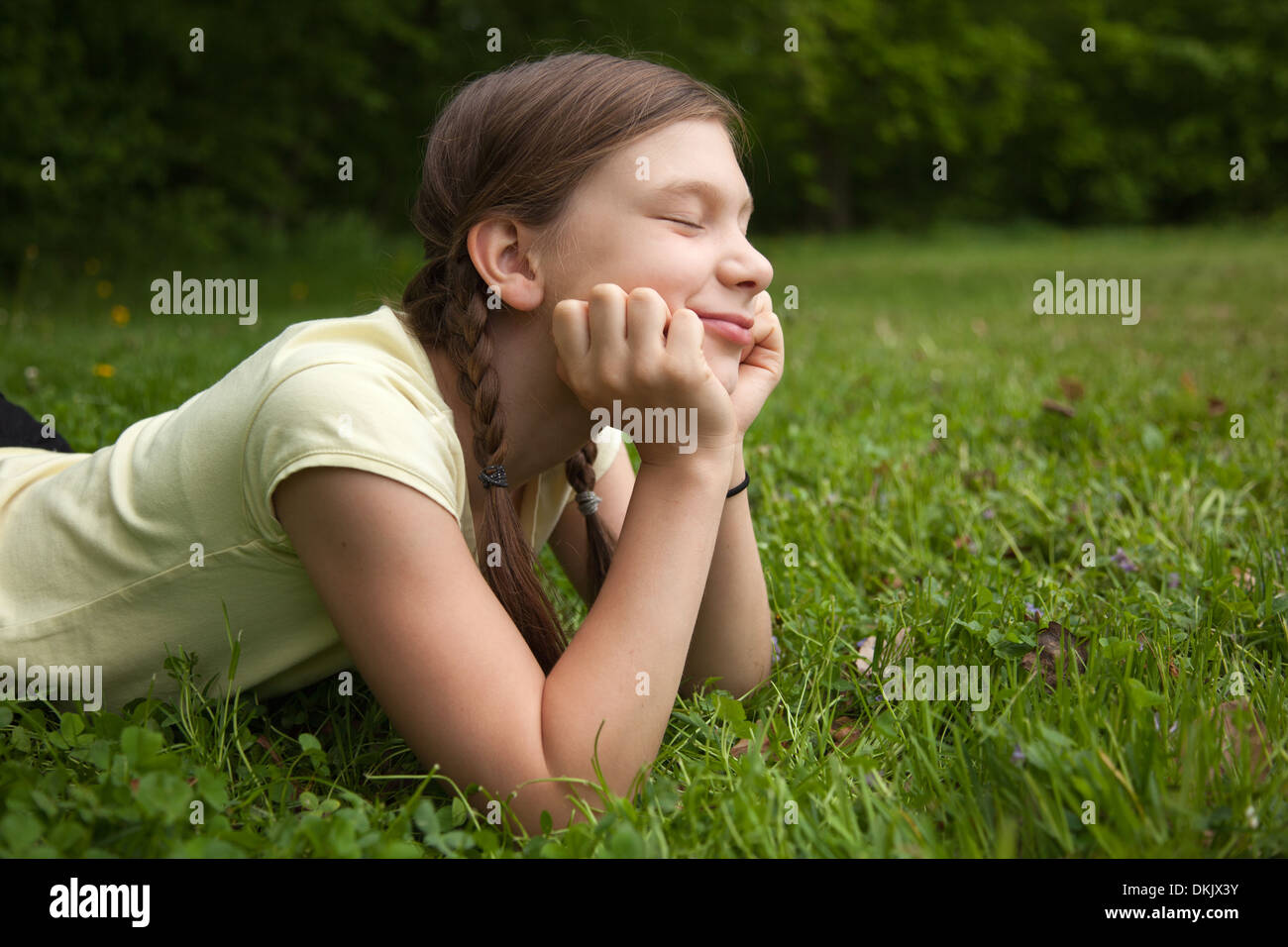 Porträt von einen kleinen Mädchen Tagträumen draußen in der Natur Stockfoto