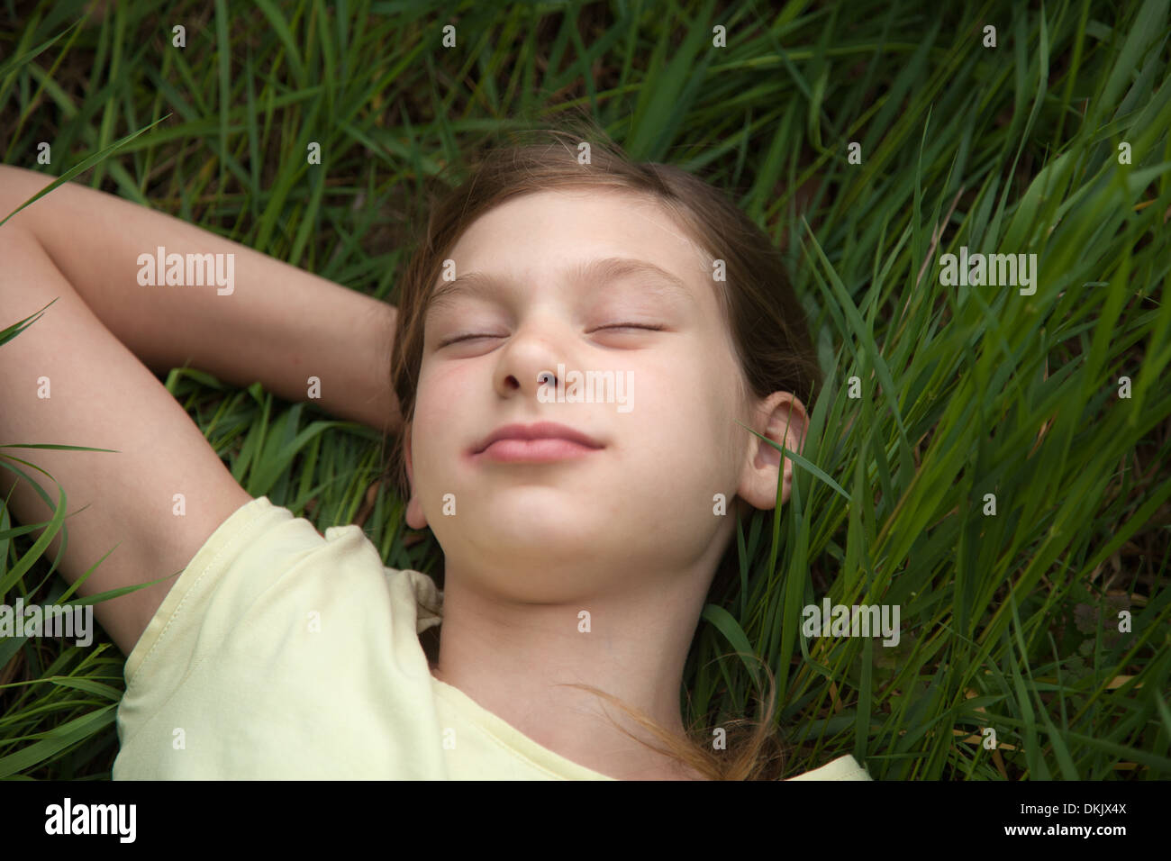 Porträt eines jungen Mädchens auf einer Wiese in der Natur entspannen Stockfoto