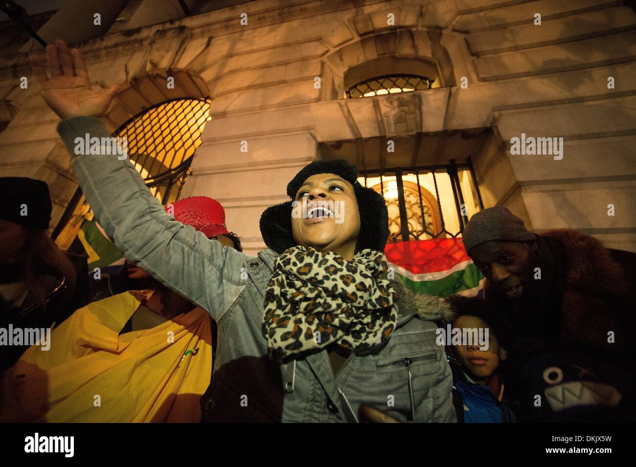 London, UK, UK. 6. Dezember 2013. Unterstützer Tribut zollen Nelson Mandela vor The South African Hochkommissariat London Credit: Gail Orenstein/ZUMAPRESS.com/Alamy Live News Stockfoto