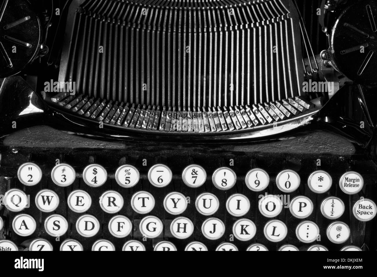 Antike Schreibmaschine X - eine antike Schreibmaschine mit traditionellen Typebars und QWERTY-Tasten Stockfoto