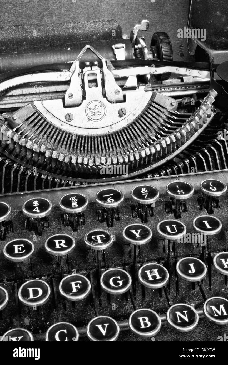 Antike Schreibmaschine - eine antike Schreibmaschine zeigt traditionelle QWERTZ-Tasten VIII Stockfoto