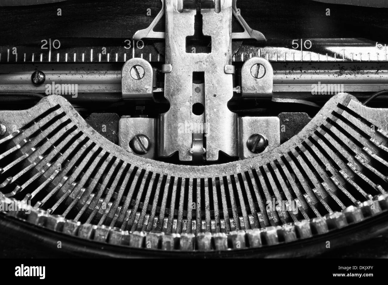 Antike Schreibmaschine - eine antike Schreibmaschine zeigt traditionelle QWERTZ-Tasten IX Stockfoto