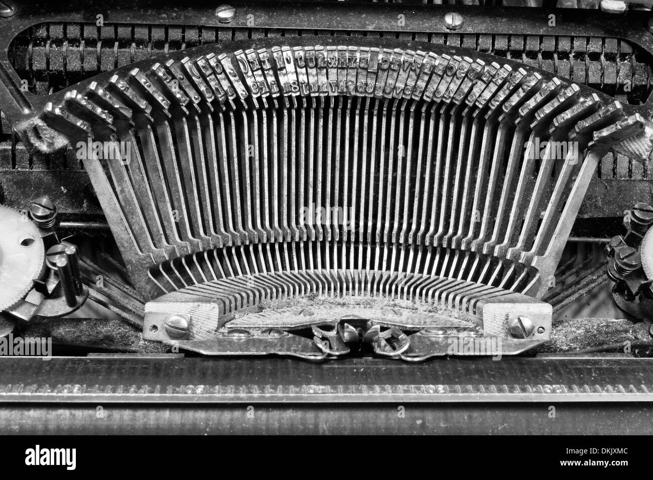 Antike Schreibmaschine - eine antike Schreibmaschine zeigt traditionelle Typebars Stockfoto