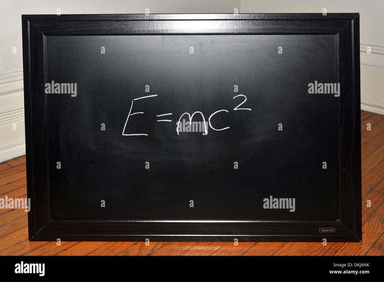 Eine Tafel mit der Summe E = MC2 in weißer Kreide darauf geschrieben. Stockfoto
