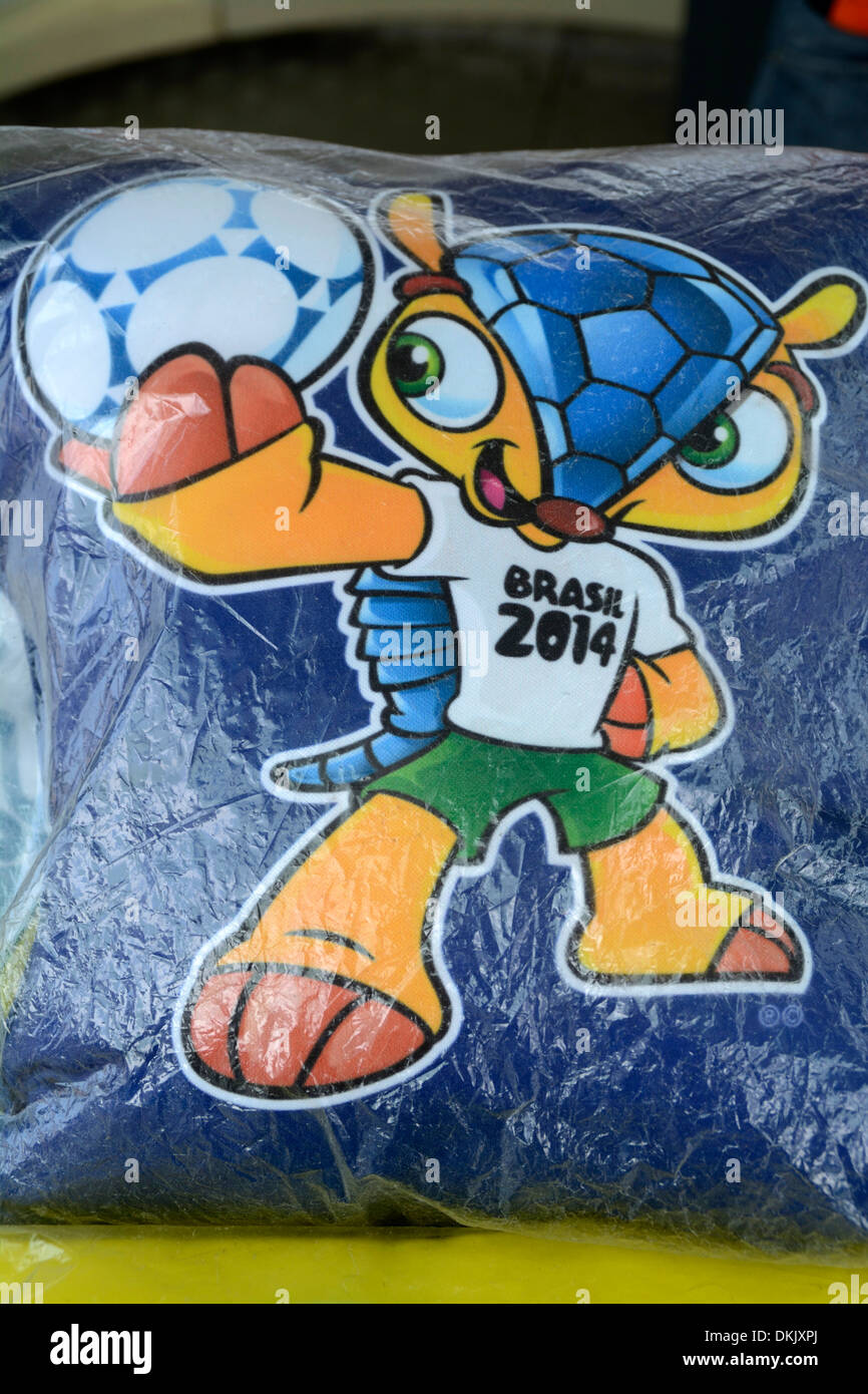 Ein Kissen mit dem offiziellen Maskottchen der Brasilien-Weltmeisterschaft 2014, das in Rio de Janeiro, Brasilien, zum Verkauf steht Stockfoto