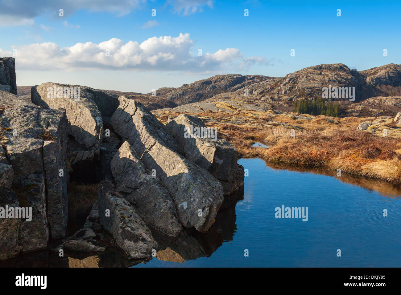 Noch Weiher und Steinen im norwegischen Bergen Stockfoto