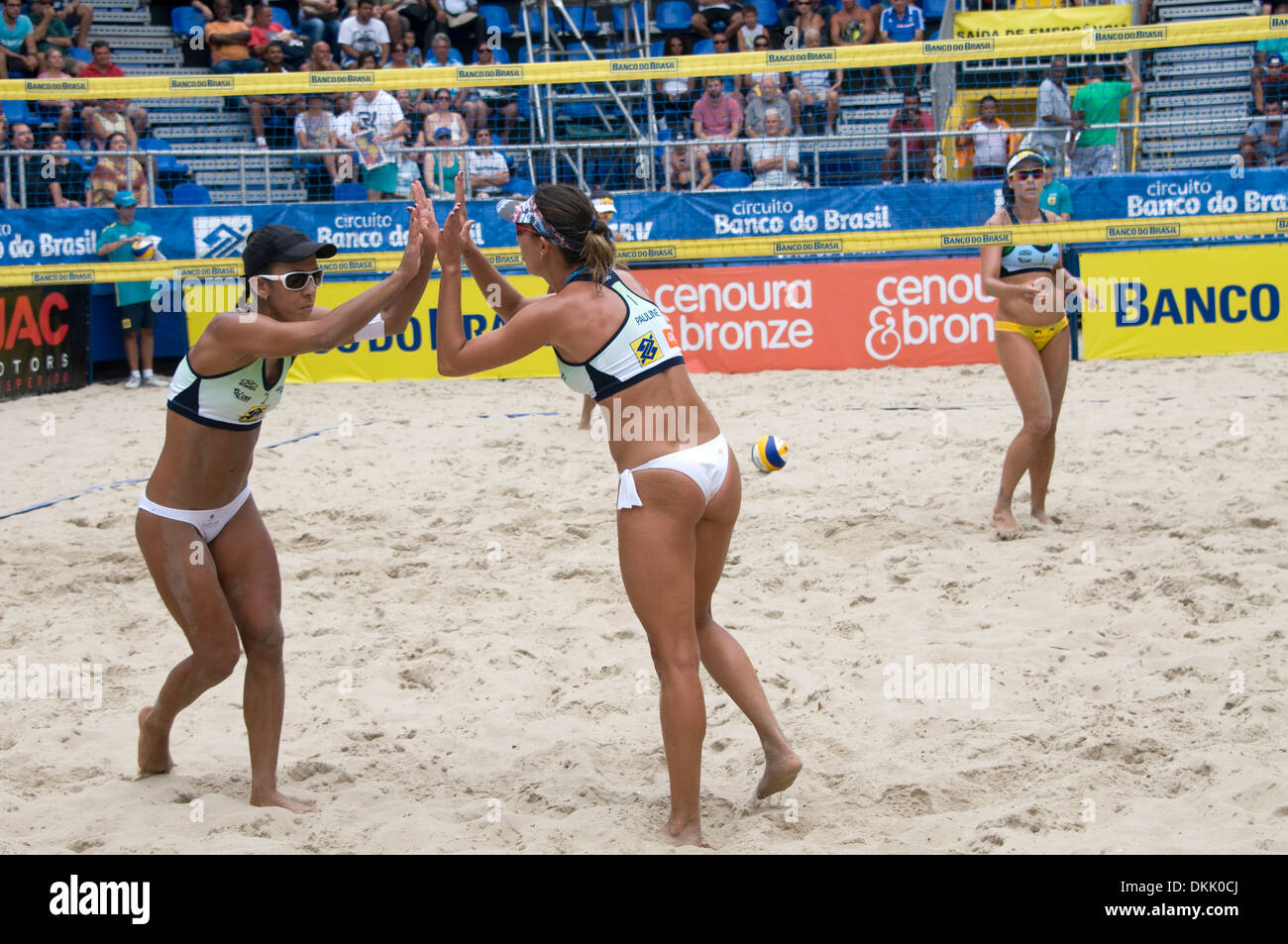 Eine brasilianische Frauen nationale Beachvolleyball-Turnier statt, an der Copacabana in Rio De Janeiro, Brasilien. Stockfoto