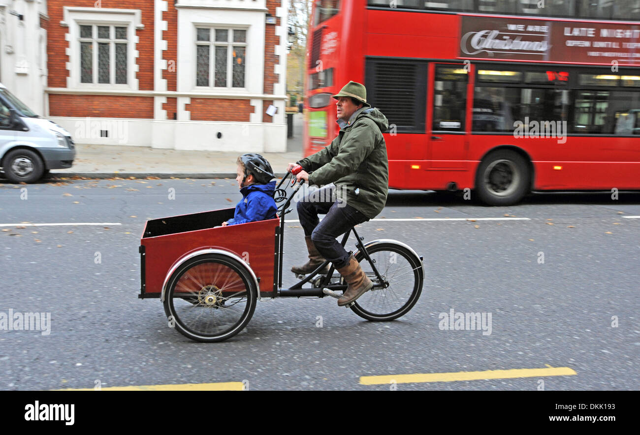 Ungewöhnliche Fahrrad und Home made Beiwagen verhandelt Verkehr in Kensington High Street London W8 UK Stockfoto