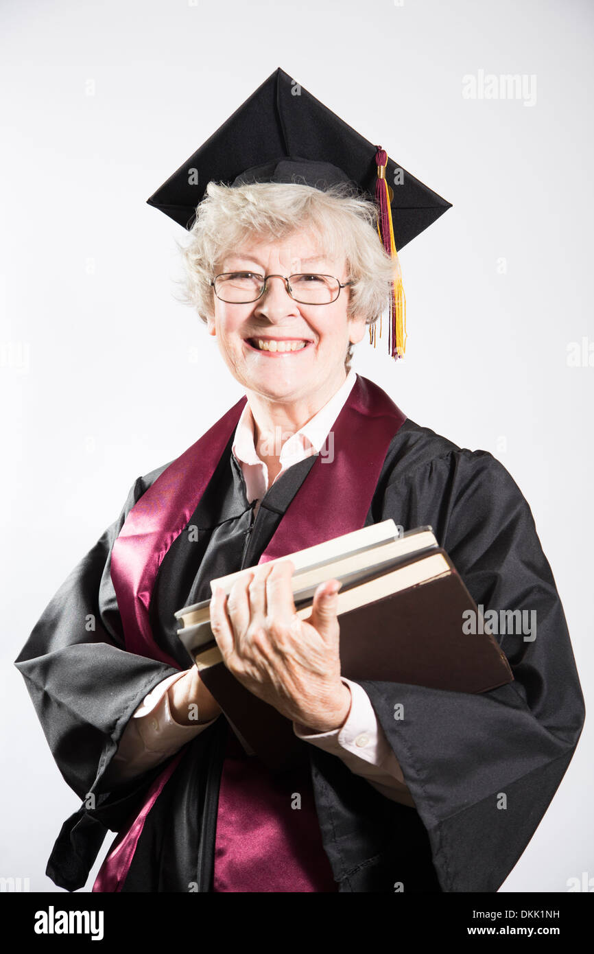 Älterer College-Absolvent mit Büchern Stockfoto