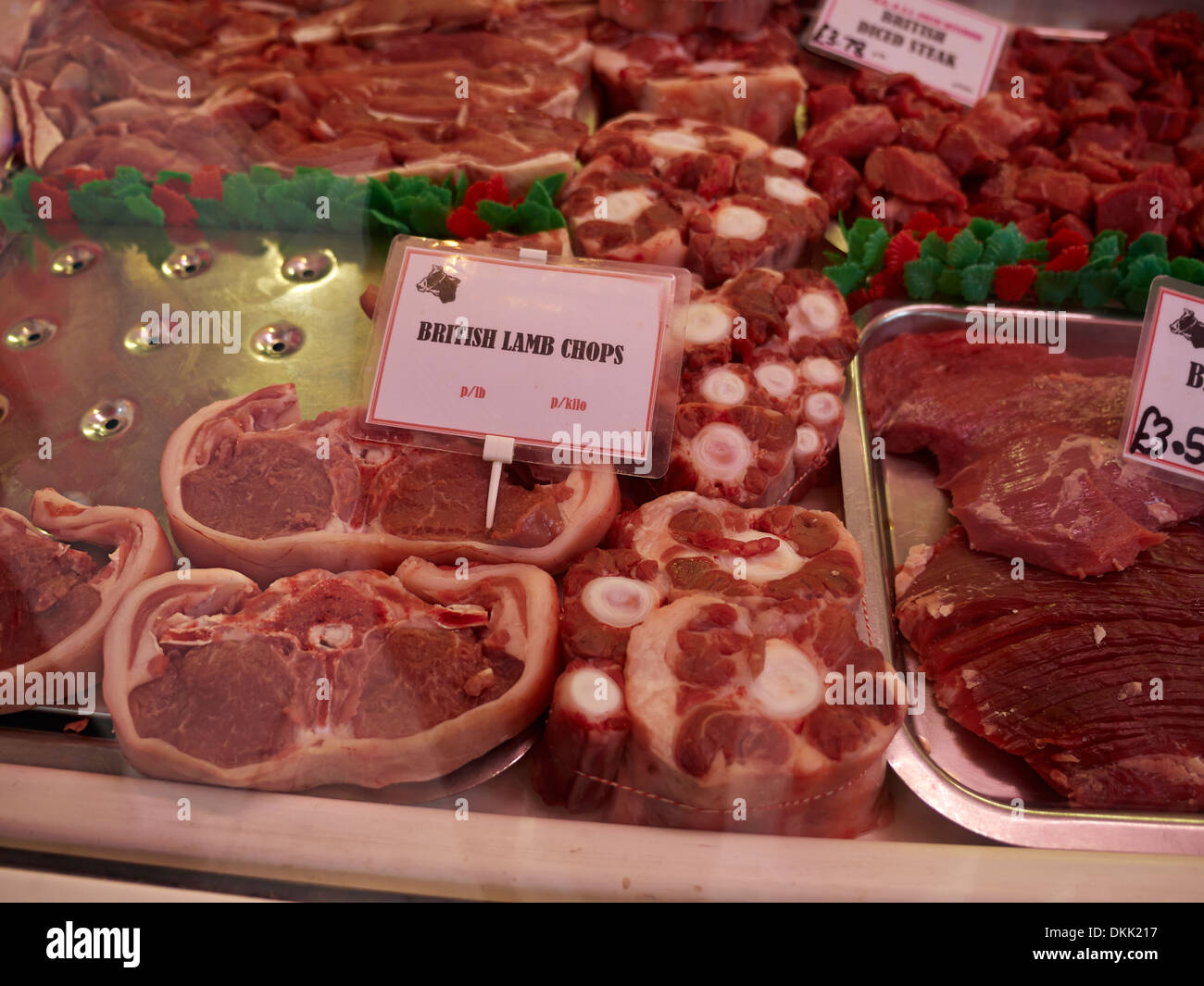 Lammkoteletts und Cross cut Schaft Steaks in einem Metzger-Schaufenster Stockfoto