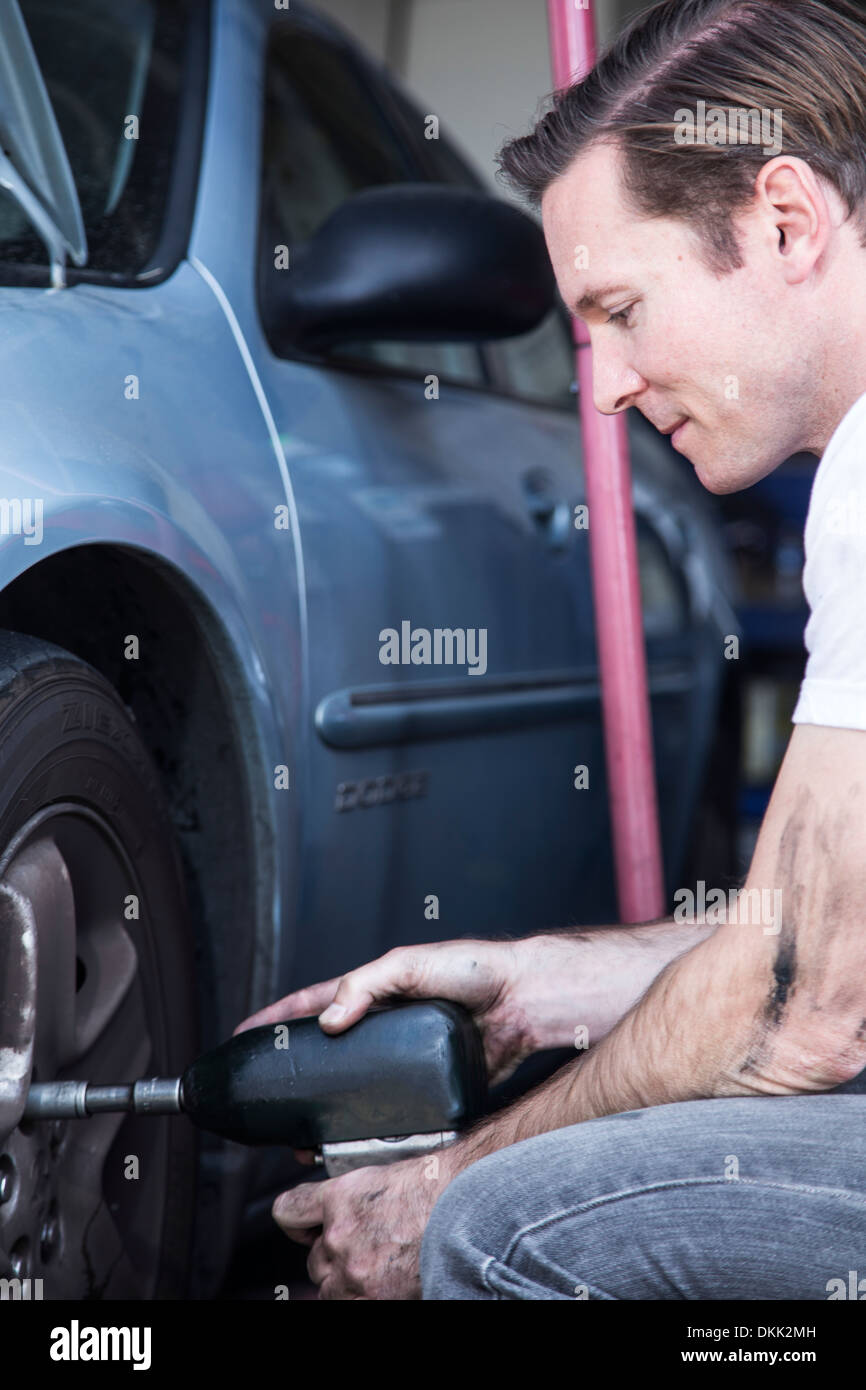 Mechaniker arbeiten am Auto Stockfoto