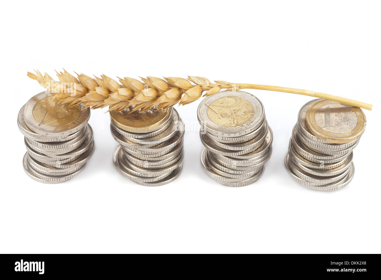 Eine einzelne Maisstiel liegt auf Euro-Münzen Stockfoto