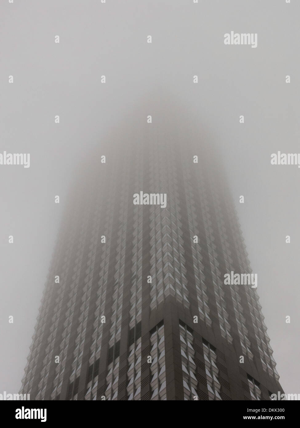 Einem sehr nebligen Tag, Langham Place Wolkenkratzer an der Fifth Avenue, New York Stockfoto