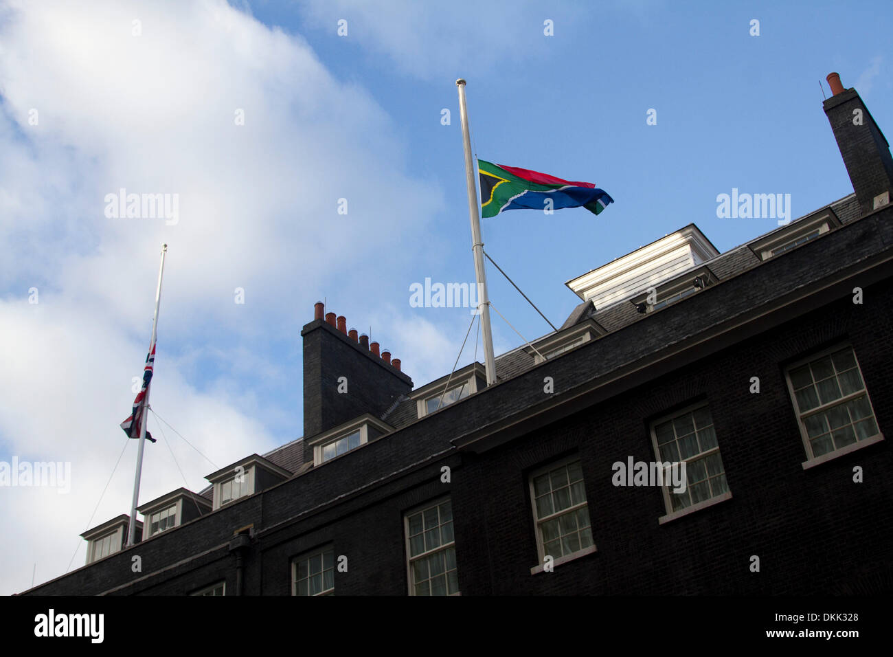 London UK. 6. Dezember 2013. Die Südafrika-Flagge weht auf Halbmast vor Downing Street als Hommage an ehemalige Südafrika Präsident Nelson Mandela 1918-2013 starb gestern im Alter von 95 Jahren. Nelson Mandela wurde zum ersten schwarzen Präsidenten, ins Gefängnis geworfen wurde, nachdem er gegen die Apartheid und eine rassisch geteilte Südafrika Credit warb: Amer Ghazzal/Alamy Live-Nachrichten Stockfoto