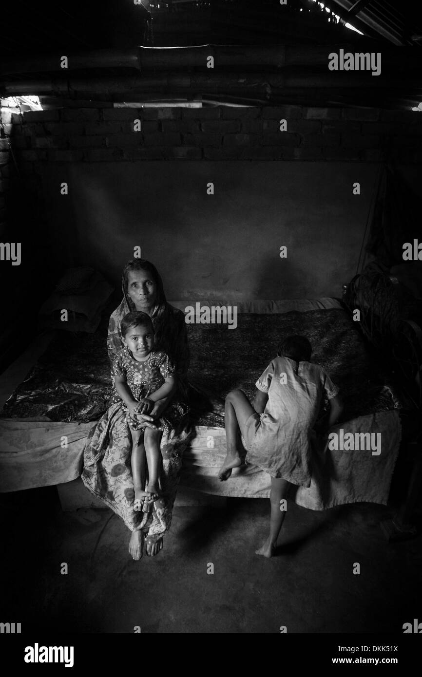 Saidpur, Bangladesch. 30. März 2013. Bihari Familie vorbereiten für ein Foto in ihrem Einzelzimmer Haus in Bangladesch. Bihari Menschen sind noch weitgehend als Verräter in Bangladesh gesehen, wie sie mit der pakistanischen Armee während des Krieges verbündet. © Hanna Adcock/ZUMA Wire/ZUMAPRESS.com/Alamy Live-Nachrichten Stockfoto