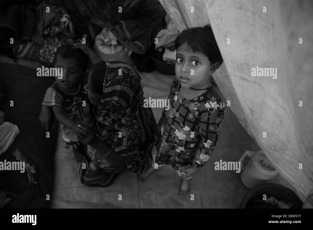 Rangpur, Bangladesch. 30. März 2013. Bihari Familie leben in einem provisorischen Zelt, nachdem ihr Haus niedergebrannt wurde. Bihari Menschen sind noch weitgehend als Verräter in Bangladesh gesehen, wie sie mit der pakistanischen Armee während des Krieges verbündet. © Hanna Adcock/ZUMA Wire/ZUMAPRESS.com/Alamy Live-Nachrichten Stockfoto