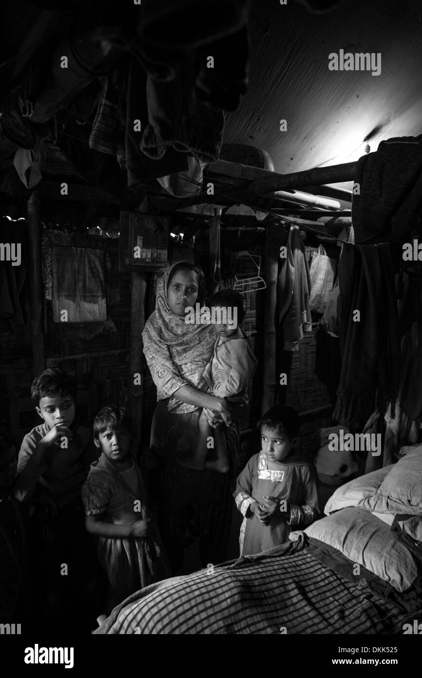 Rangpur, Bangladesch. 30. März 2013. Bihari Frau und ihre Familie stehen in ihrem Haus in Rangpur, Bangladesch. 42 Jahre nach Kriegsende 1971 gibt es noch eine geschätzte 600.000 Biharis (auch bekannt als "gestrandeten Pakistanis") Leben in Bangladesh. © Hanna Adcock/ZUMA Wire/ZUMAPRESS.com/Alamy Live-Nachrichten Stockfoto