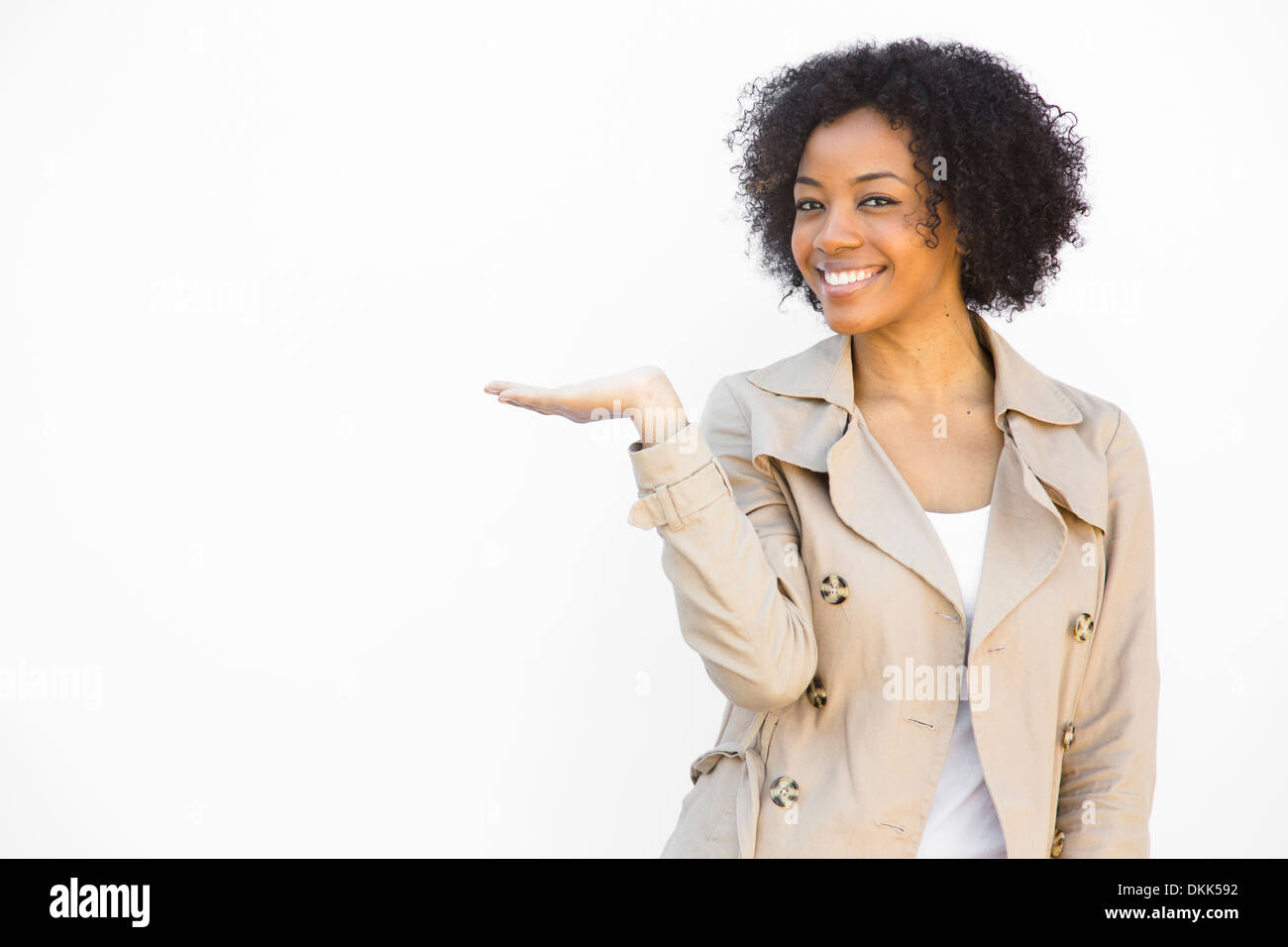 Young African American Woman hält Hand - Kopie/Produktraum Stockfoto
