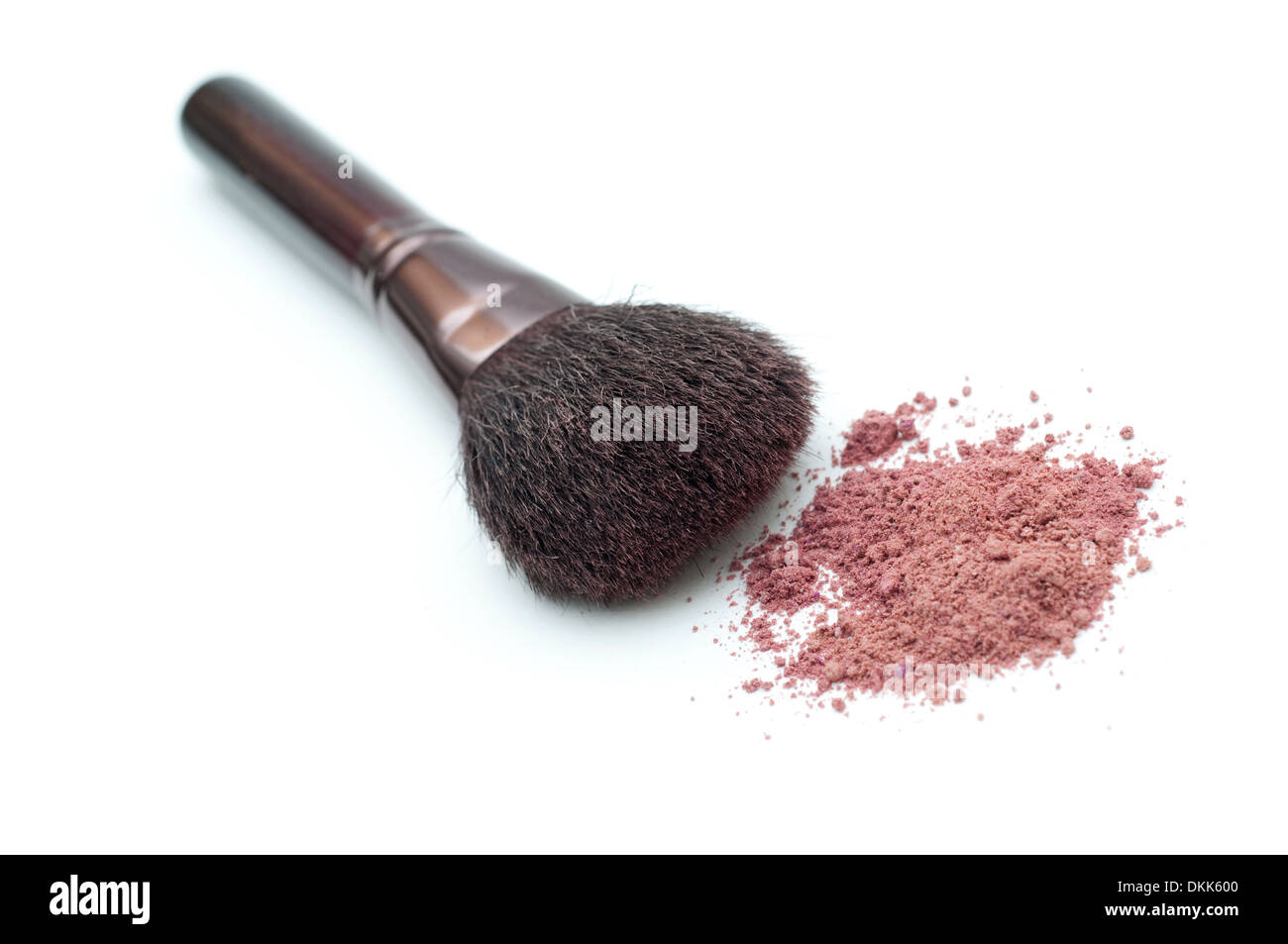 Make-up Pinsel mit Pulver isoliert auf weißem Hintergrund Stockfoto