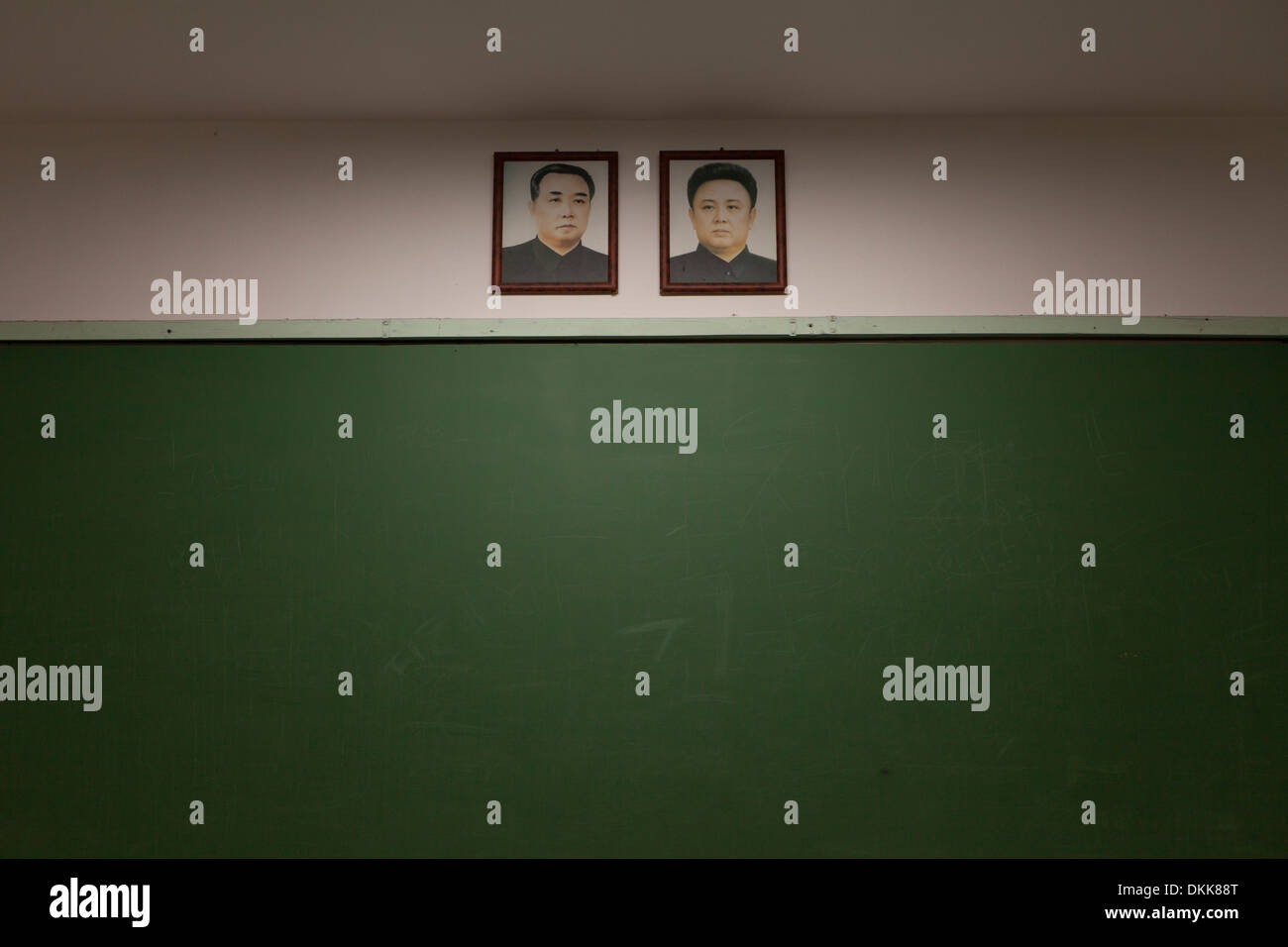Mock-up des nordkoreanischen Schulklasse zeigt Porträts von sung und Kim Jong-Il über blackboard Stockfoto