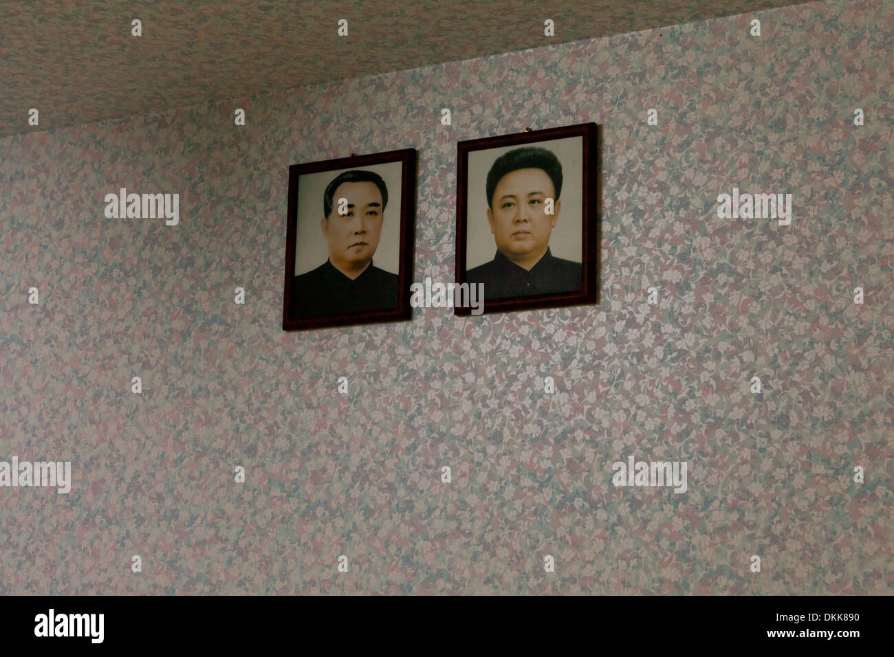 Nachbau des nordkoreanischen Wohnhauses mit Porträts von Kim Il Sung und Kim Jong Il an der Wand Stockfoto