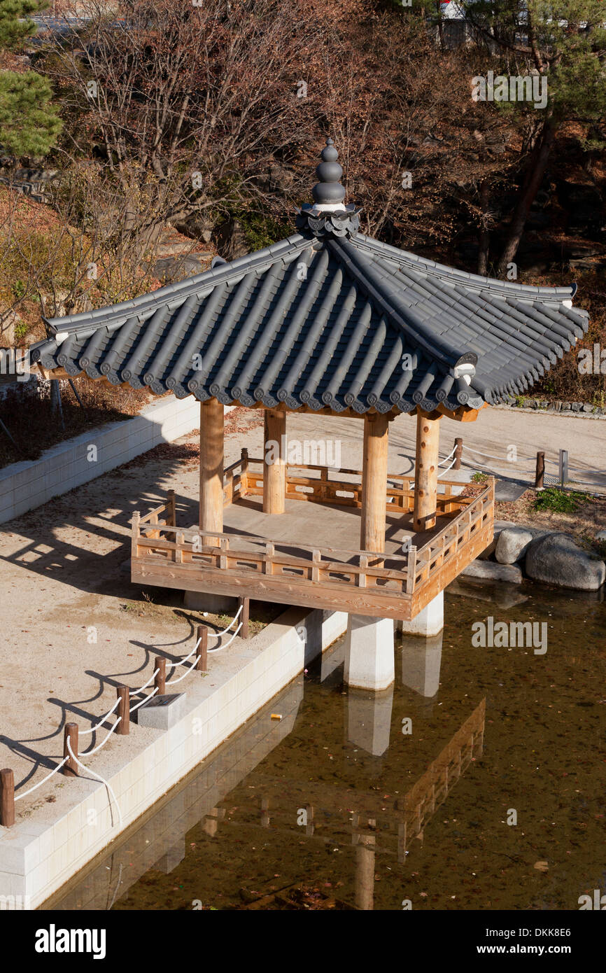 Typische Holzstruktur mit Giwa (gebranntem Ton) Dachziegel - Südkorea Stockfoto