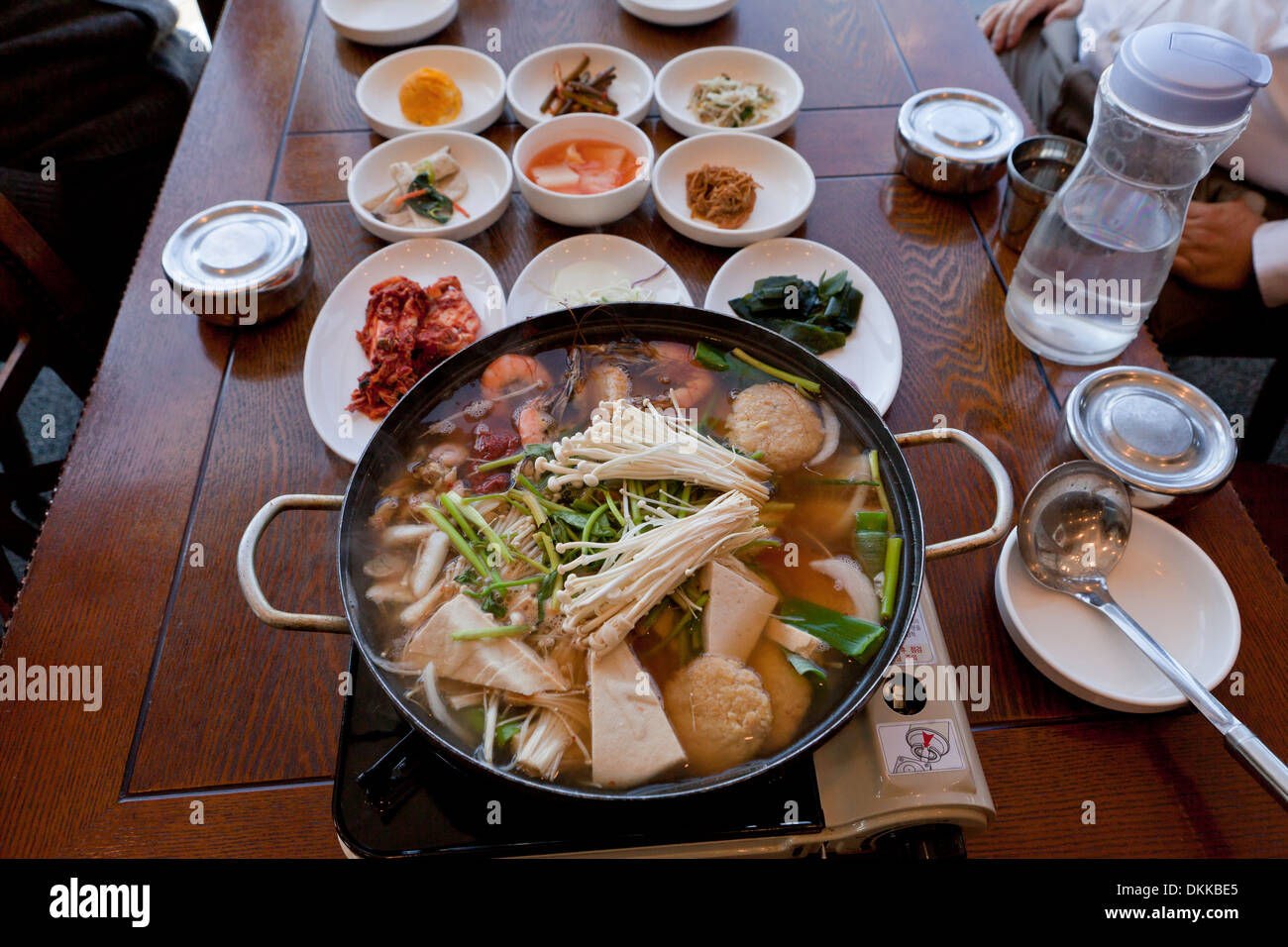 Würzige Suppe Fischgericht (Haemultang) auf Tisch - Südkorea Stockfoto