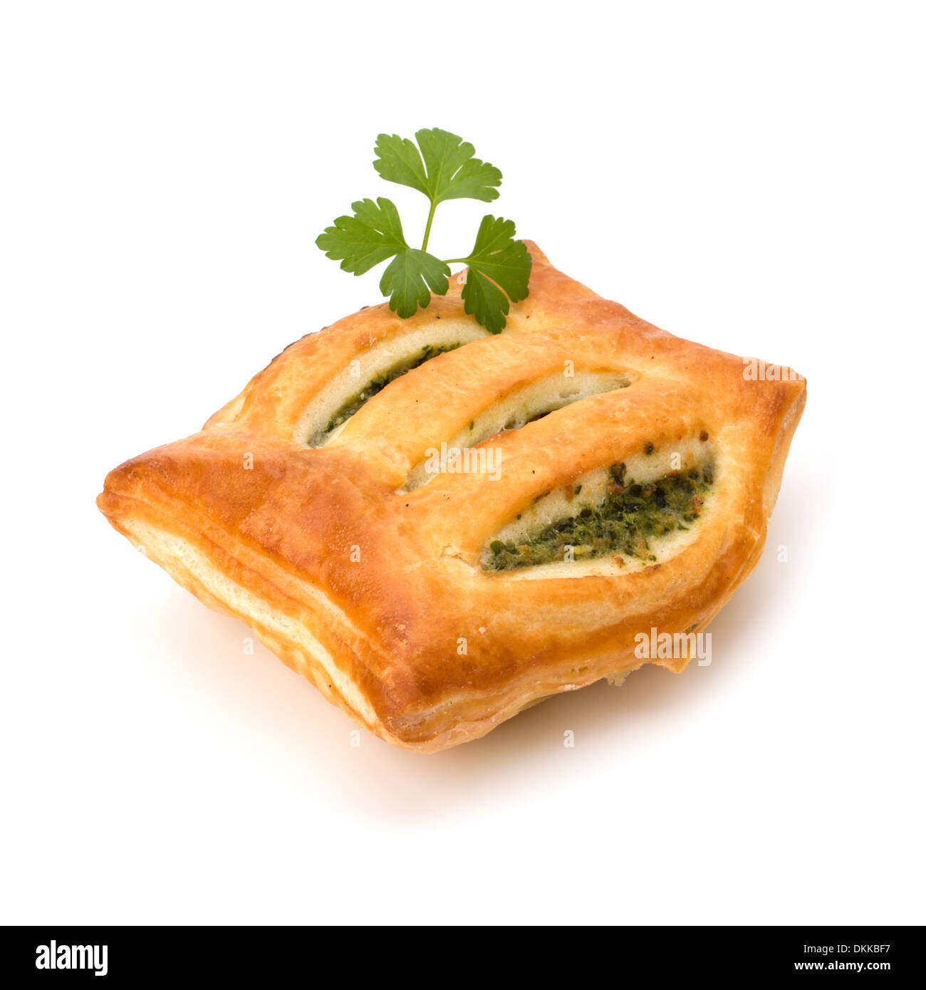 Blätterteig, isoliert auf weißem Hintergrund. Gesunden Pasty mit Spinat. Stockfoto