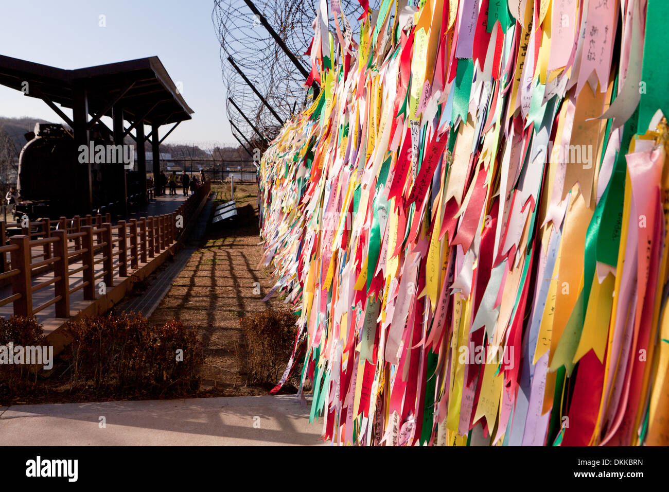 Botschaften des Friedens und der Einheit der Linken auf Zaun an der Brücke ohne Wiederkehr (Brücke der Freiheit), DMZ-Imjingak, Paju, Südkorea Stockfoto