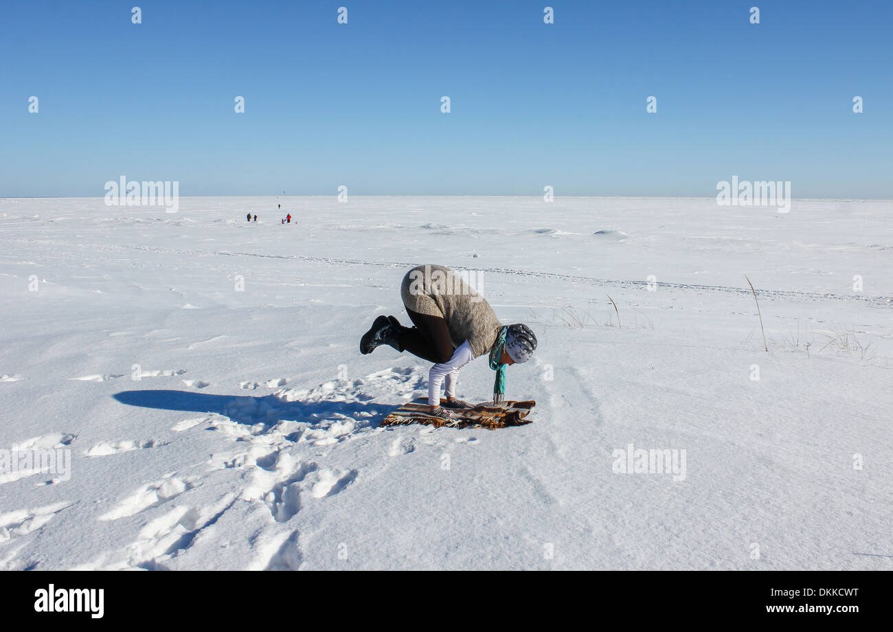 Frau Yoga "Yoga-Pose" Yoga-Übung "Yoga-Praxis" Winterschnee draußen im freien Stockfoto
