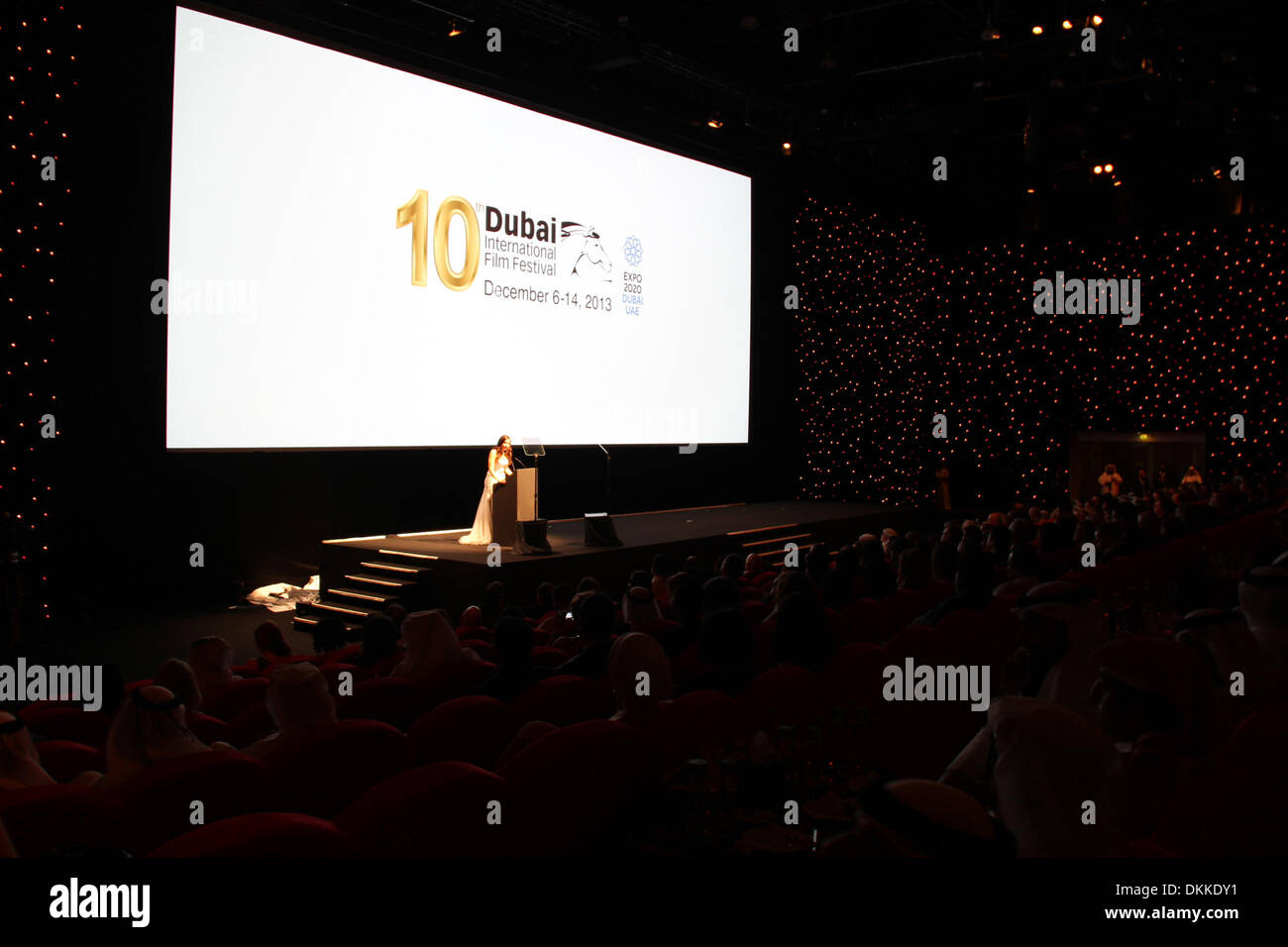 (131207)--DUBAI, 7. Dezember 2013 (Xinhua)--Foto am 6. Dezember 2013 zeigt die Eröffnungsfeier der 10. internationale Filmfestival Dubai in Dubai, Vereinigte Arabische Emirate. Die 10. Dubai International Film Festival eröffnet hier am Freitag unter dem Motto "Bridging Cultures, Meeting Minds." Die neun-Tage-Filmfestival wird 174 Filme zeigen, während 70 Filme Weltpremieren sind. (Xinhua/Li-Zhen) (Srb) Stockfoto
