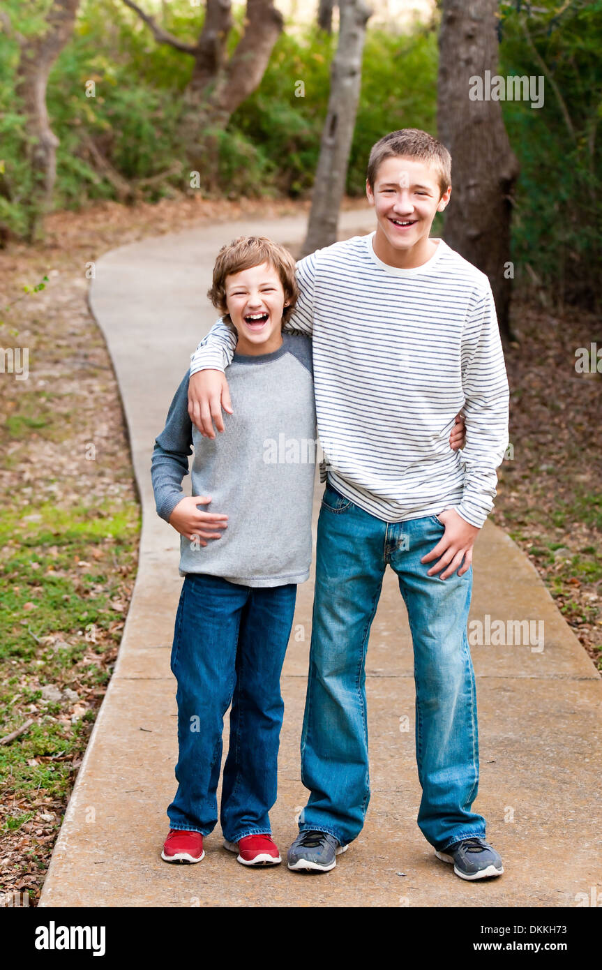 Süße Teen glücklich Brüder Lachen im Freien. Stockfoto
