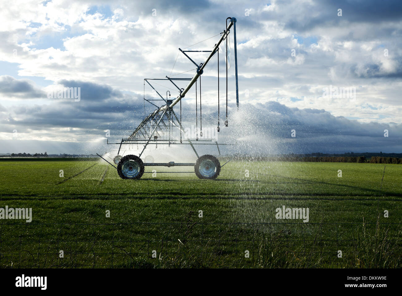 Bewässerung Ausleger Spritzwasser auf einer Weide auf der Südinsel Neuseelands Stockfoto
