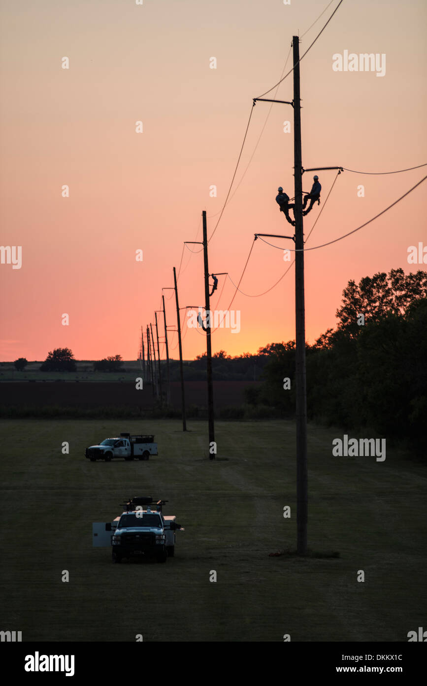 Des Landwirts Western Electric Linemen arbeiten um eine Hochspannungsleitung Übertragung in central Oklahoma zu reparieren. Stockfoto