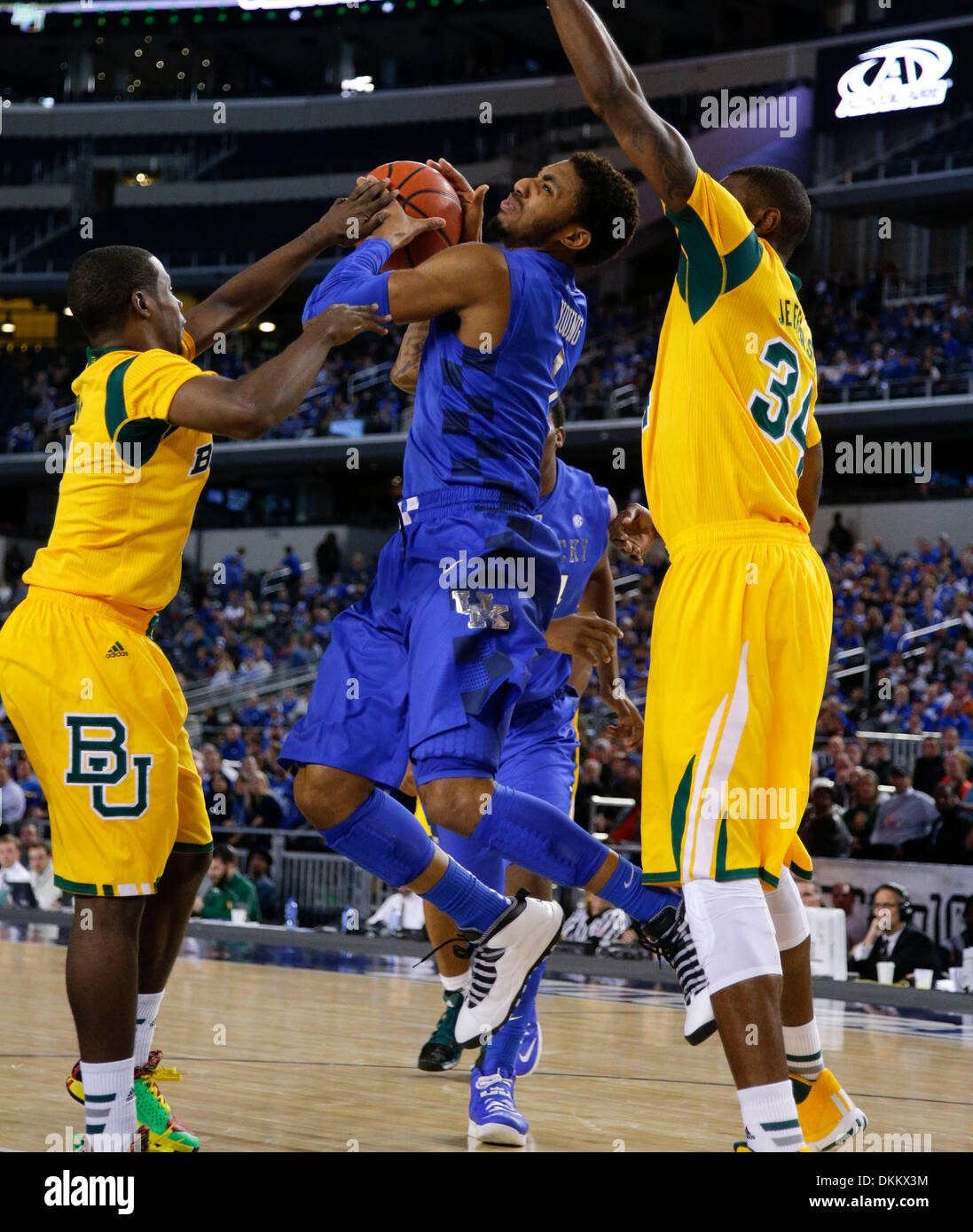 Dallas, Texas, USA. 6. Dezember 2013. Kentucky Wildcats Guard James Young (1) bekam auf einem Laufwerk in den Warenkorb gefesselt, wie #3 Kentucky Baylor auf Freitag, 6. Dezember 2013 in Dallas, TX gespielt. Fotos von Mark Cornelison | Personal Credit: Lexington Herald-Leader/ZUMAPRESS.com/Alamy Live-Nachrichten Stockfoto