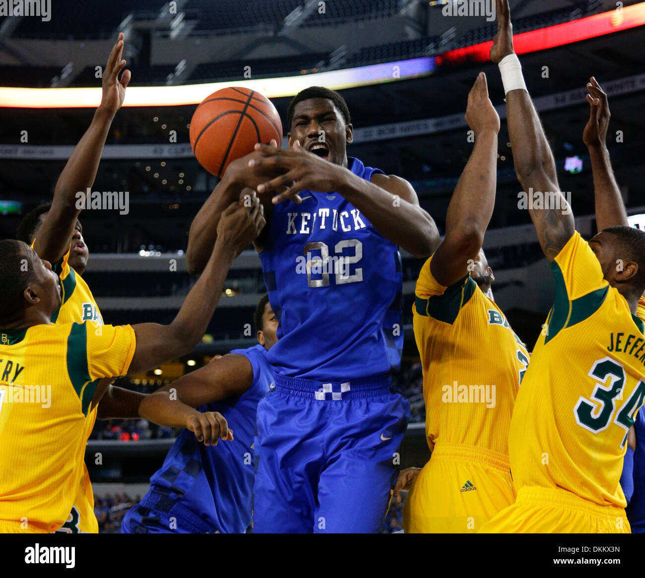 Dallas, Texas, USA. 6. Dezember 2013. Kentucky Wildcats weiterleiten Alex Poythress (22) kämpften um einen Rebound wie #3 spielte Kentucky Baylor auf Freitag, 6. Dezember 2013 in Dallas, TX. Fotos von Mark Cornelison | Personal Credit: Lexington Herald-Leader/ZUMAPRESS.com/Alamy Live-Nachrichten Stockfoto