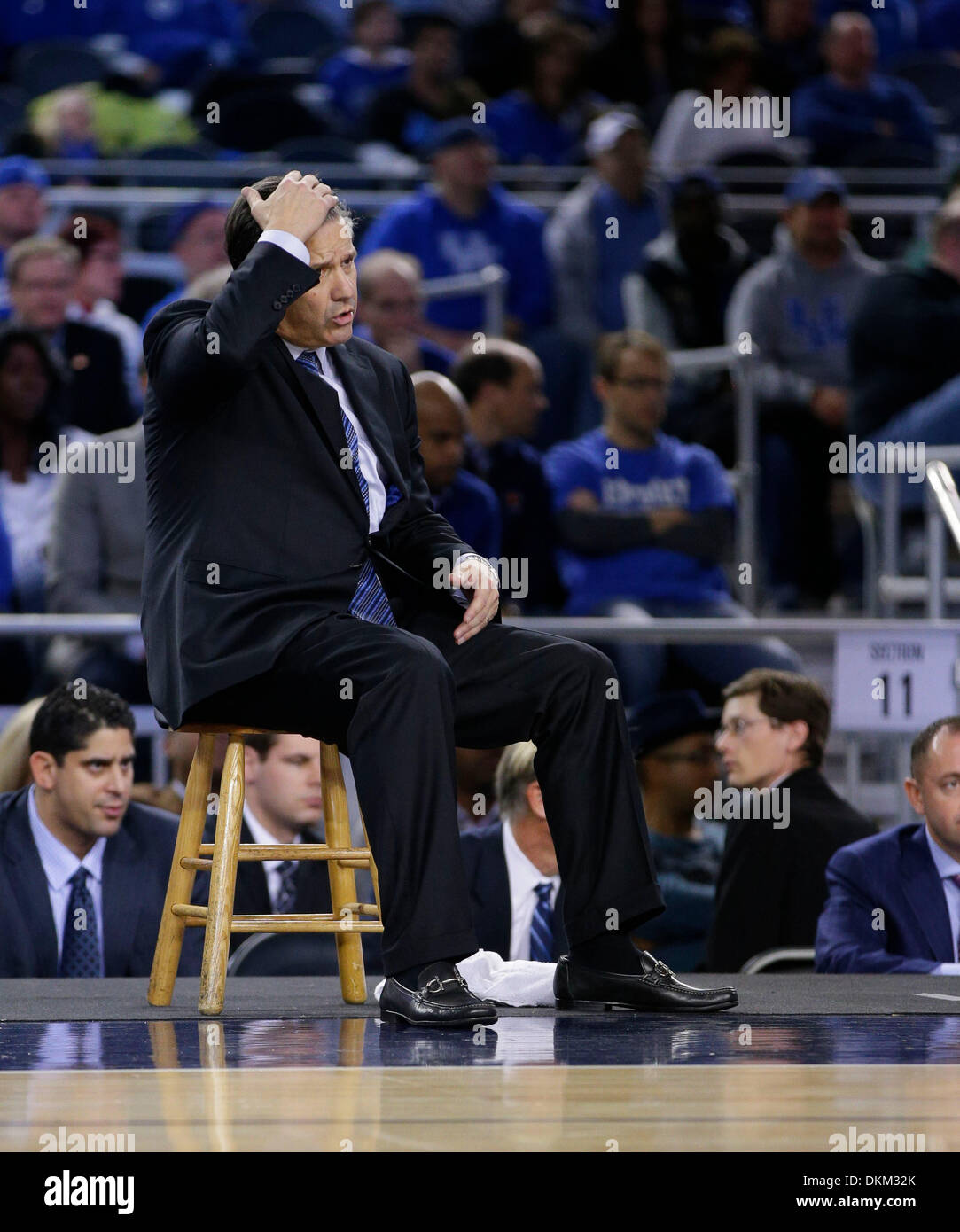 Dallas, Texas, USA. 7. Dezember 2013. Kentucky Wildcats Cheftrainer John Calipari war unzufrieden mit einer verpassten Freiwurf wie Baylor #3 Kentucky 67-62 auf Freitag, 6. Dezember 2013 in Dallas, TX besiegt. Fotos von Mark Cornelison | Personal Credit: Lexington Herald-Leader/ZUMAPRESS.com/Alamy Live-Nachrichten Stockfoto