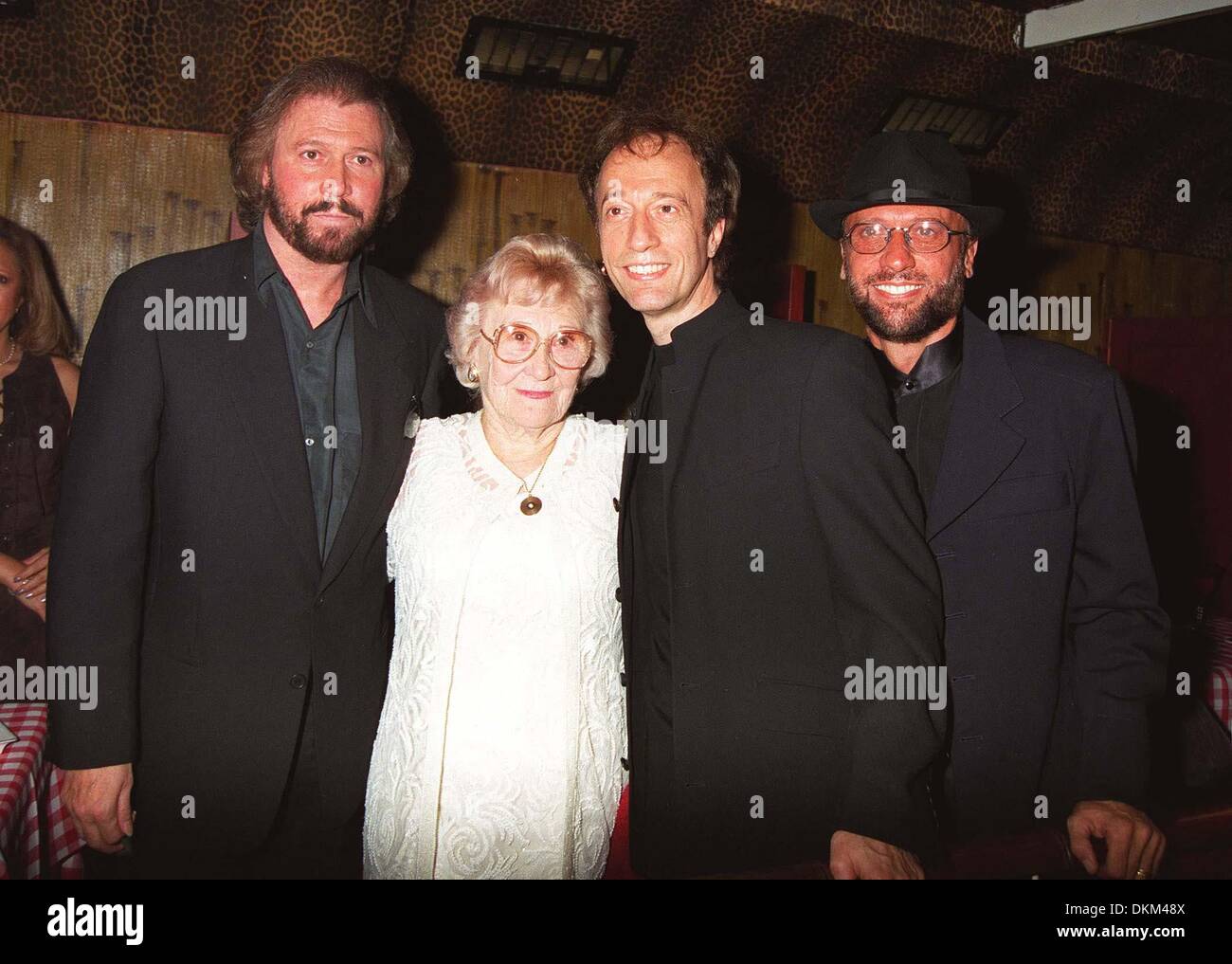 1. September 1996 - London, ENGLAND - 01/06/96 BARRY, MAURICE und ROBIN GIBB mit ihrer Mama bei BARRY GIBB 50. Geburtstag IN LONDON. - es wird berichtet, dass MAURICE GIBB kritisch Kranken nach einem MUTMAßLICHEN Herzinfarkt-. MAURICEGIBBRETRO (Kredit-Bild: © Globe Photos/ZUMAPRESS.com) Stockfoto