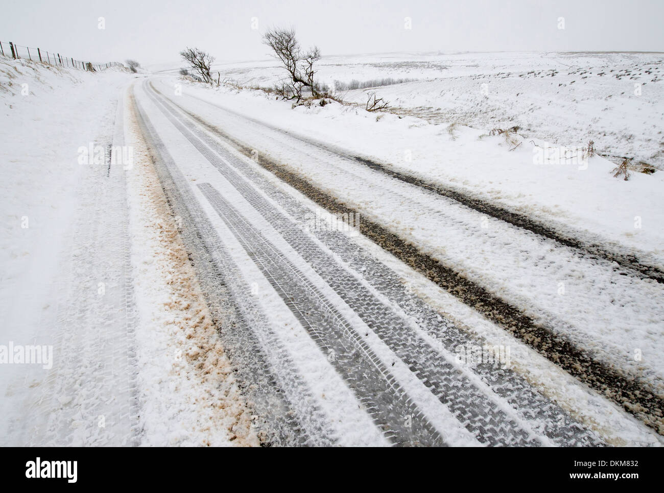 Eine Straße auf Exmoor bedeckt mit Schnee, während der Winter-UK Stockfoto