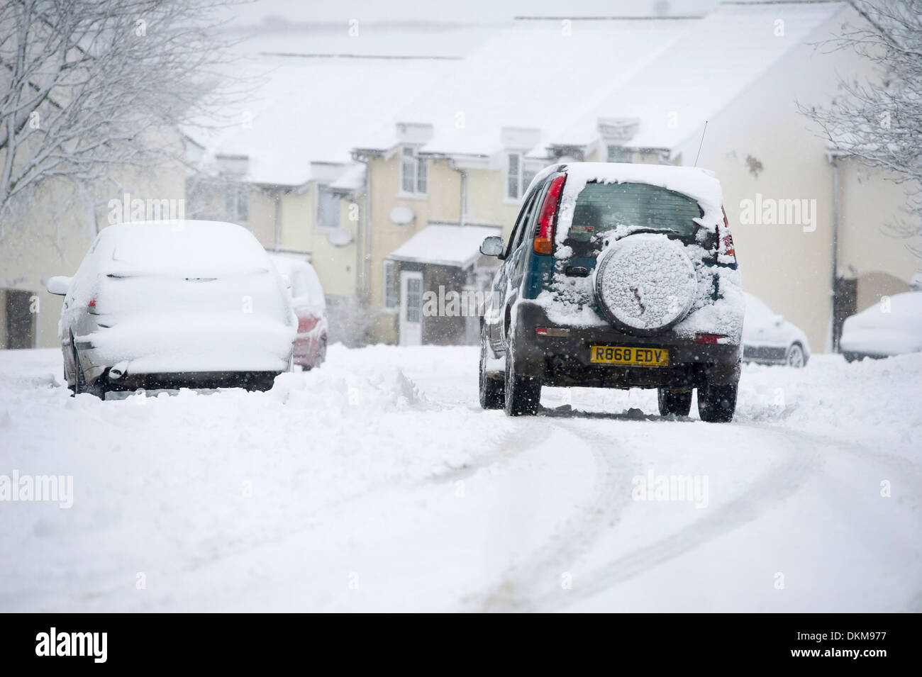 Ein 4 x 4 Reisen durch Schnee blockiert Straßen während des Winters im Bratton Fleming, Devon, UK Stockfoto