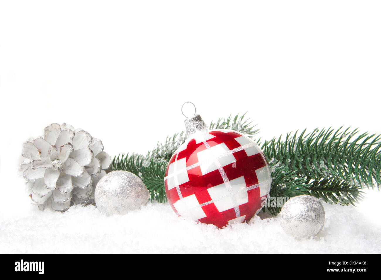 Weihnachten, Dekoration mit Tanne Zweig, Tannenzapfen, Weihnachten Christbaumkugel rot und Silber Stockfoto