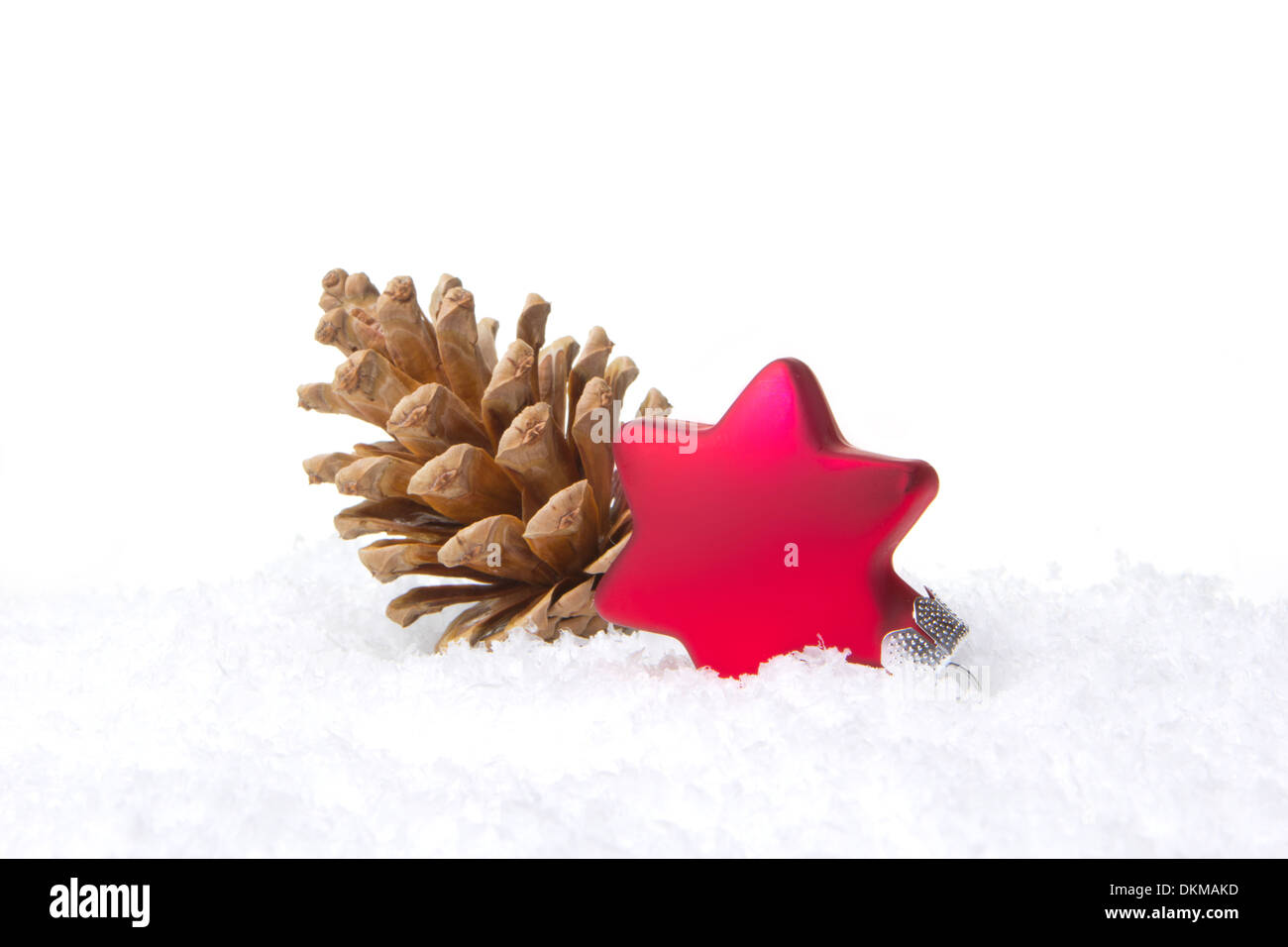 Weihnachten, Dekoration mit Weihnachtsstern als Weihnachten Christbaumkugel rot und Kiefer Kegel Stockfoto