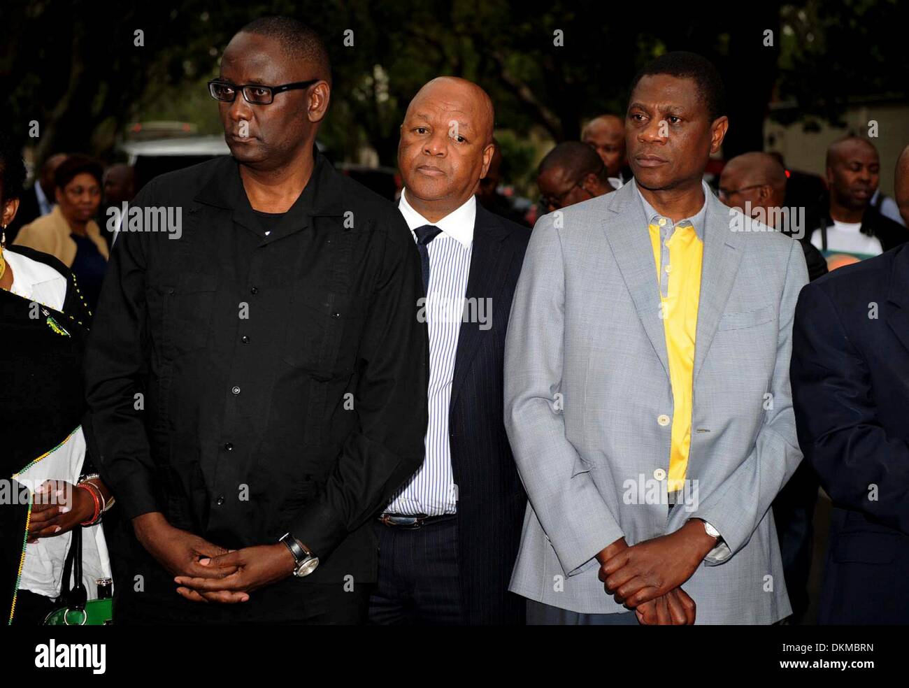 JOHANNESBURG, Südafrika: ehemaliger Generalsekretär der COSATU Zwelenzima Vavi, Minister der Justiz Jeff Radebe und Minister für Kunst und Kultur Paul Mashatile außerhalb der Mandela Houghton am 7. Dezember 2013, nach Hause in Johannesburg, Südafrika. Der Vater der Nation, Nelson Mandela, Tata Madiba, ruhig am Abend des 5. Dezember 2013 in seinem Haus in Houghton mit Familie verstorben. (Foto von Gallo Images / Sonntag Welt / Tsheko Kabasia) Stockfoto