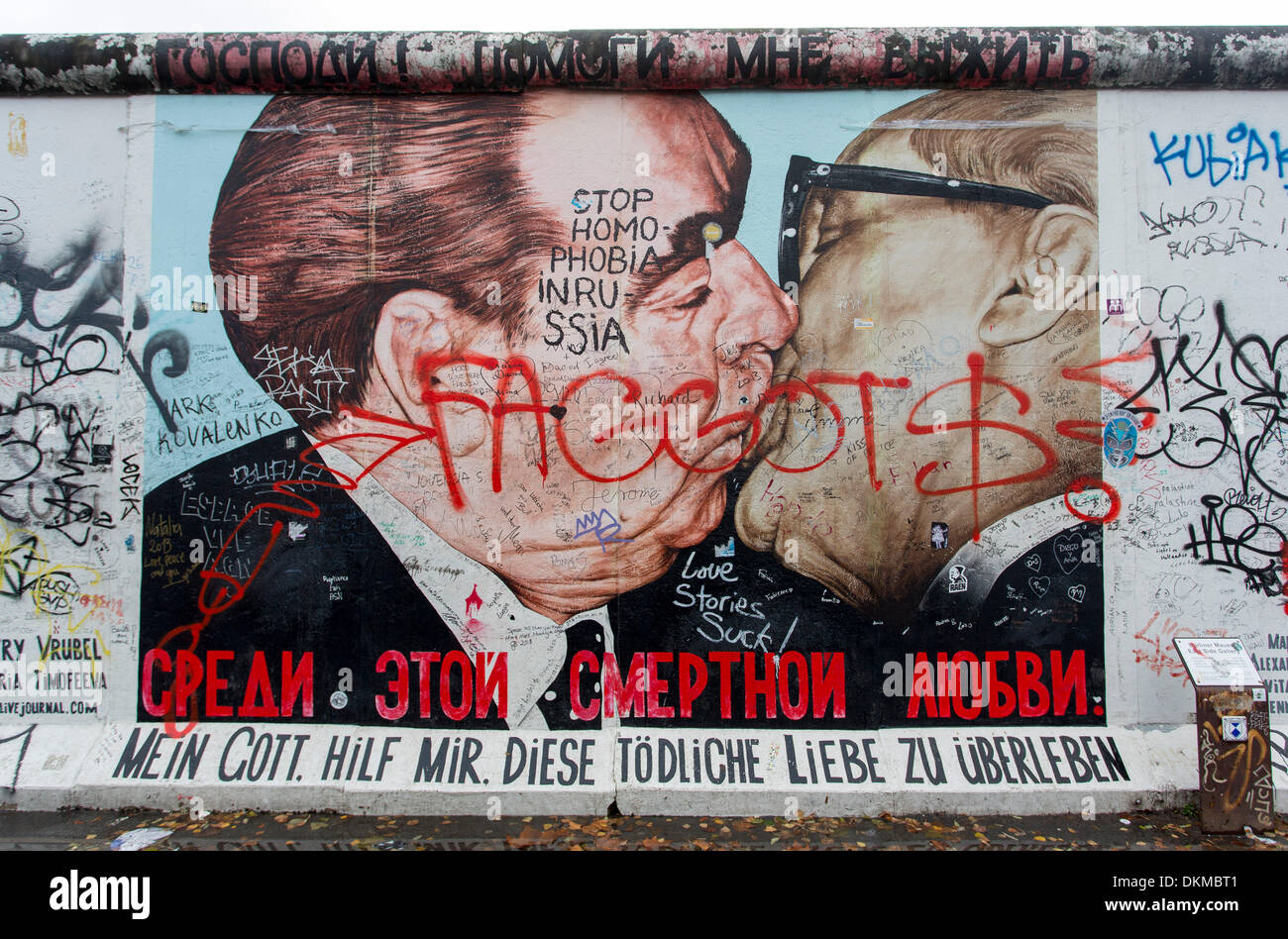 12.06.2013 stoppen Homophobie in Russland und Reisig Graffiti auf der Berliner Mauer-Malerei der sowjetischen Staatschef Leonid Brezhnev küssen seinen deutschen Amtskollegen Erich Honecker. Stockfoto