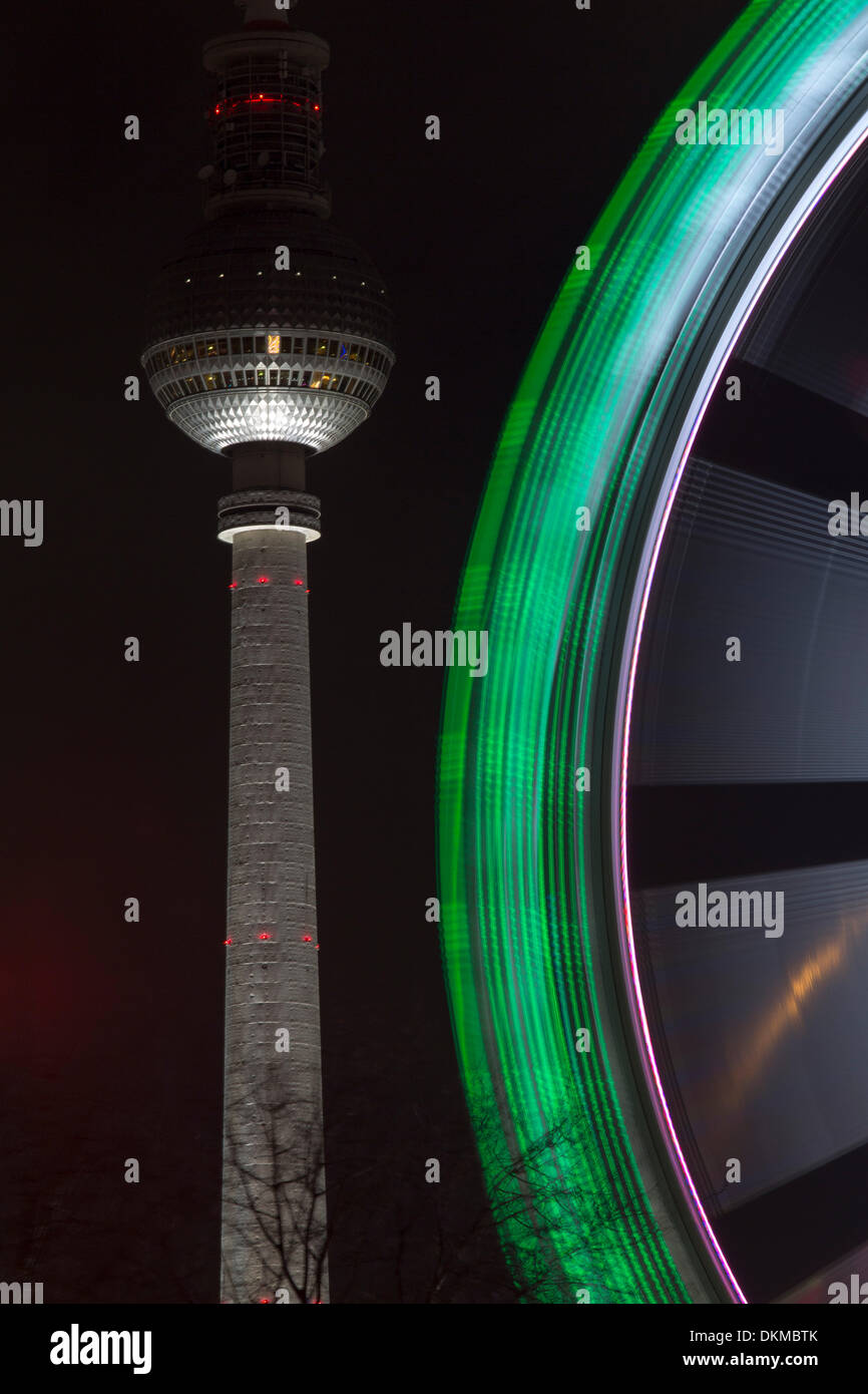 12.06.2013 Markt Berliner Fernsehturm Fernsehturm und das Riesenrad zu einem Weihnachten nahe Alexanderplatz, Berlin Stockfoto