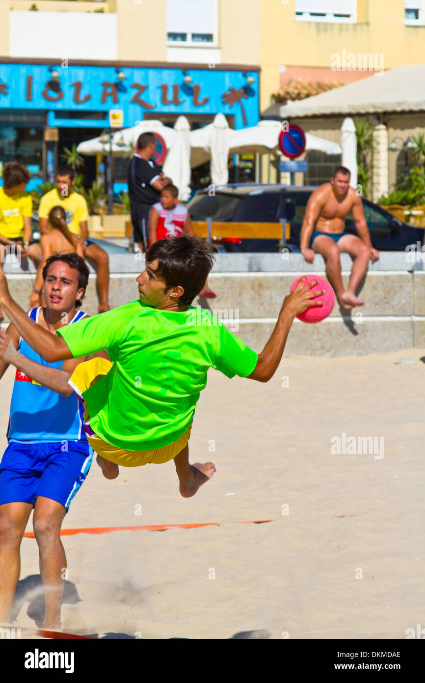 Nicht identifizierter Spieler konkurrieren in einem Match zwischen Zonabalonmano.com und BMPY Los Coñetas in der 19. Liga der Beachhandball Stockfoto