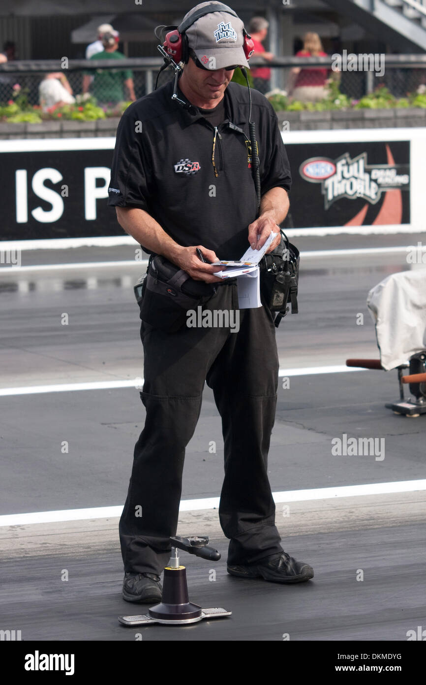 15. Mai 2009 - Bristol, Tennessee, USA - 15. Mai 2009: ein Crew-Mitglied von Don Schumacher Racing schaut seine Aufzeichnungen nach dem Test der Traktion auf der Strecke.  Thunder Valley Staatsangehörige wurden in Bristol Dragway in Bristol, Tennessee statt. (Kredit-Bild: © Alan Ashley/Southcreek Global/ZUMApress.com) Stockfoto