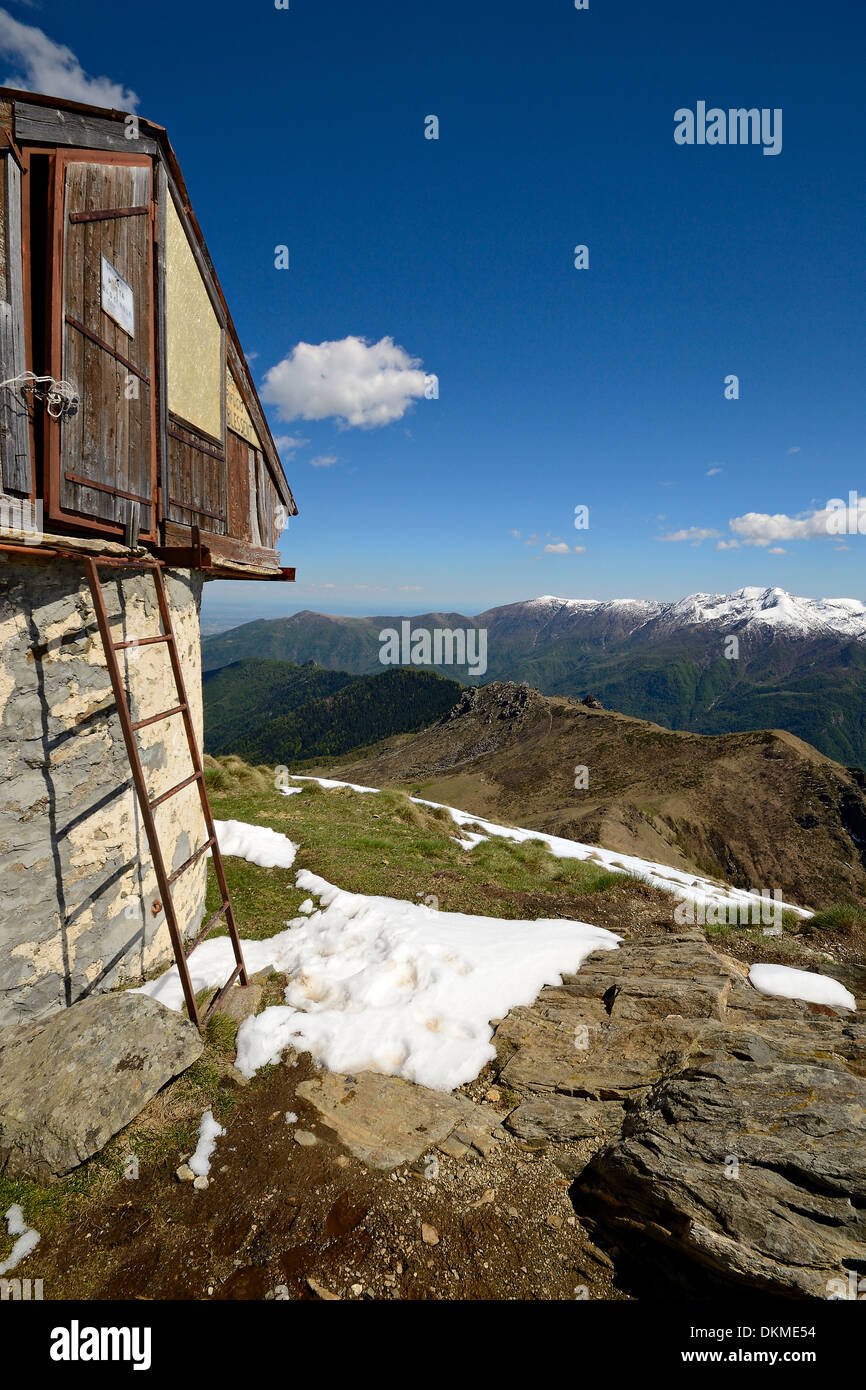 Notfall hölzernen Almhütte und alte Wetter Zuflucht in hohe majestätische Bergwelt im Frühling. Ort: Gran Paradiso Stockfoto