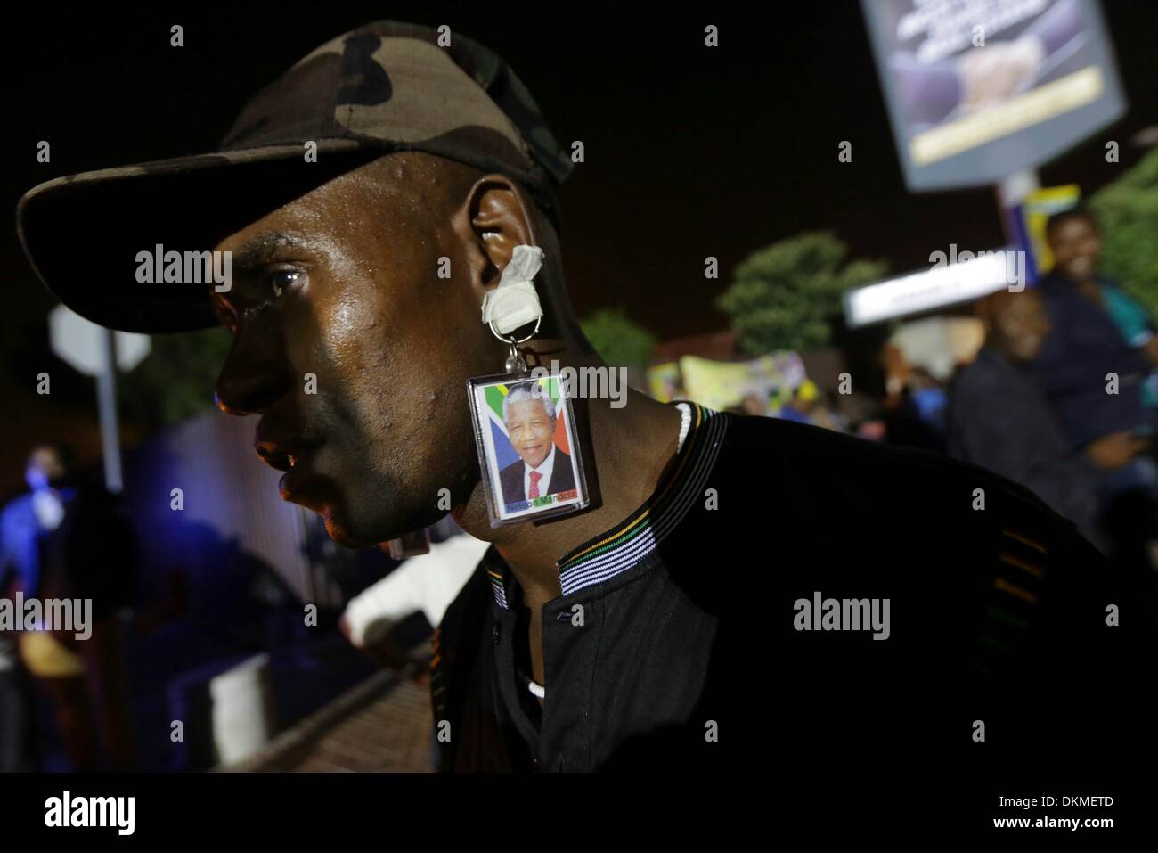 JOHANNESBURG, Südafrika: Menschen sammeln in Vilakazi Street am 6. Dezember 2013, in Johannesburg, Südafrika. Der Vater der Nation, Nelson Mandela, Tata Madiba, ruhig am Abend des 5. Dezember 2013 in seinem Haus in Houghton mit Familie verstorben. (Foto von Gallo Images / Sunday Times / Kevin Sutherland) Stockfoto